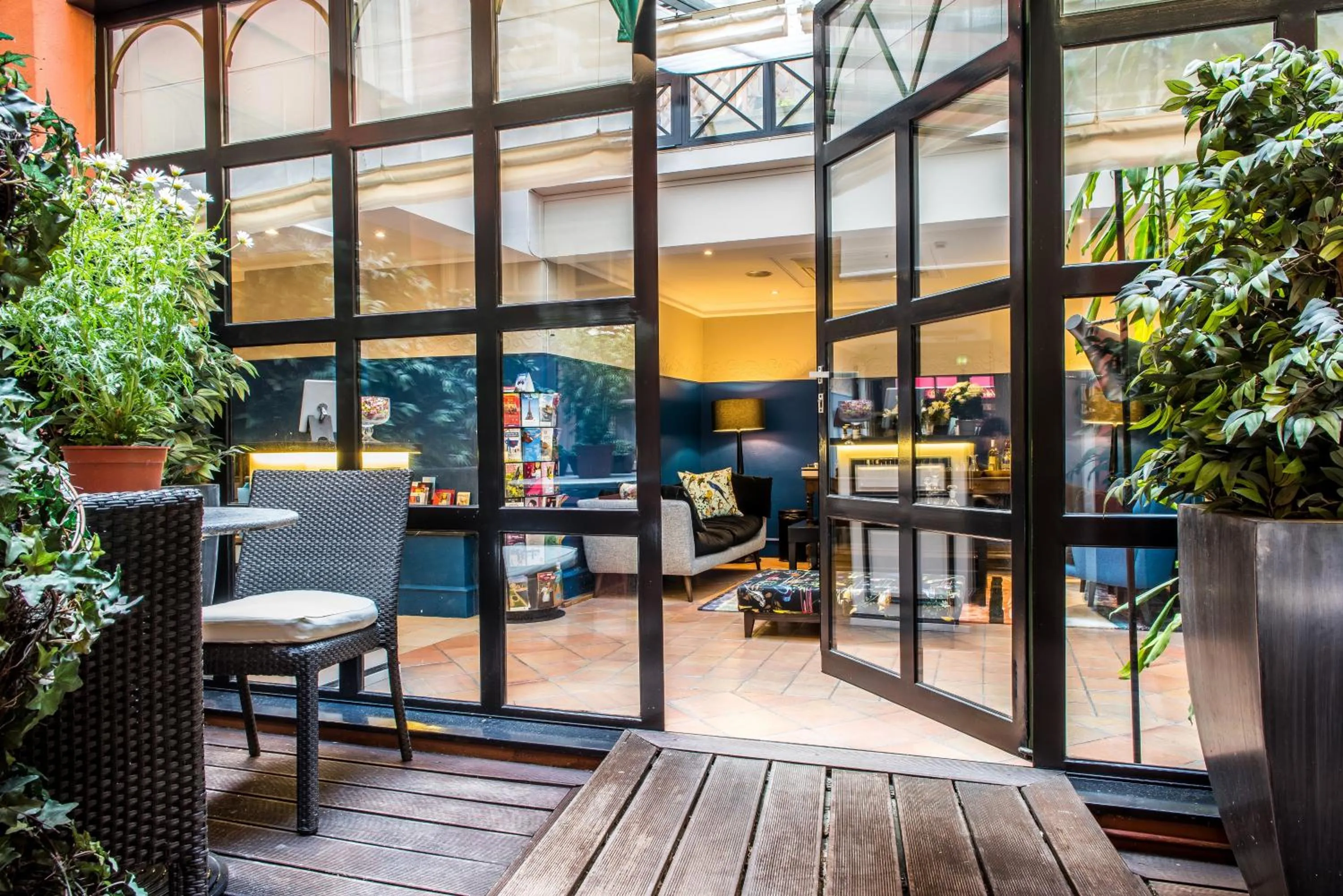 Patio in Hôtel Jardin Le Bréa