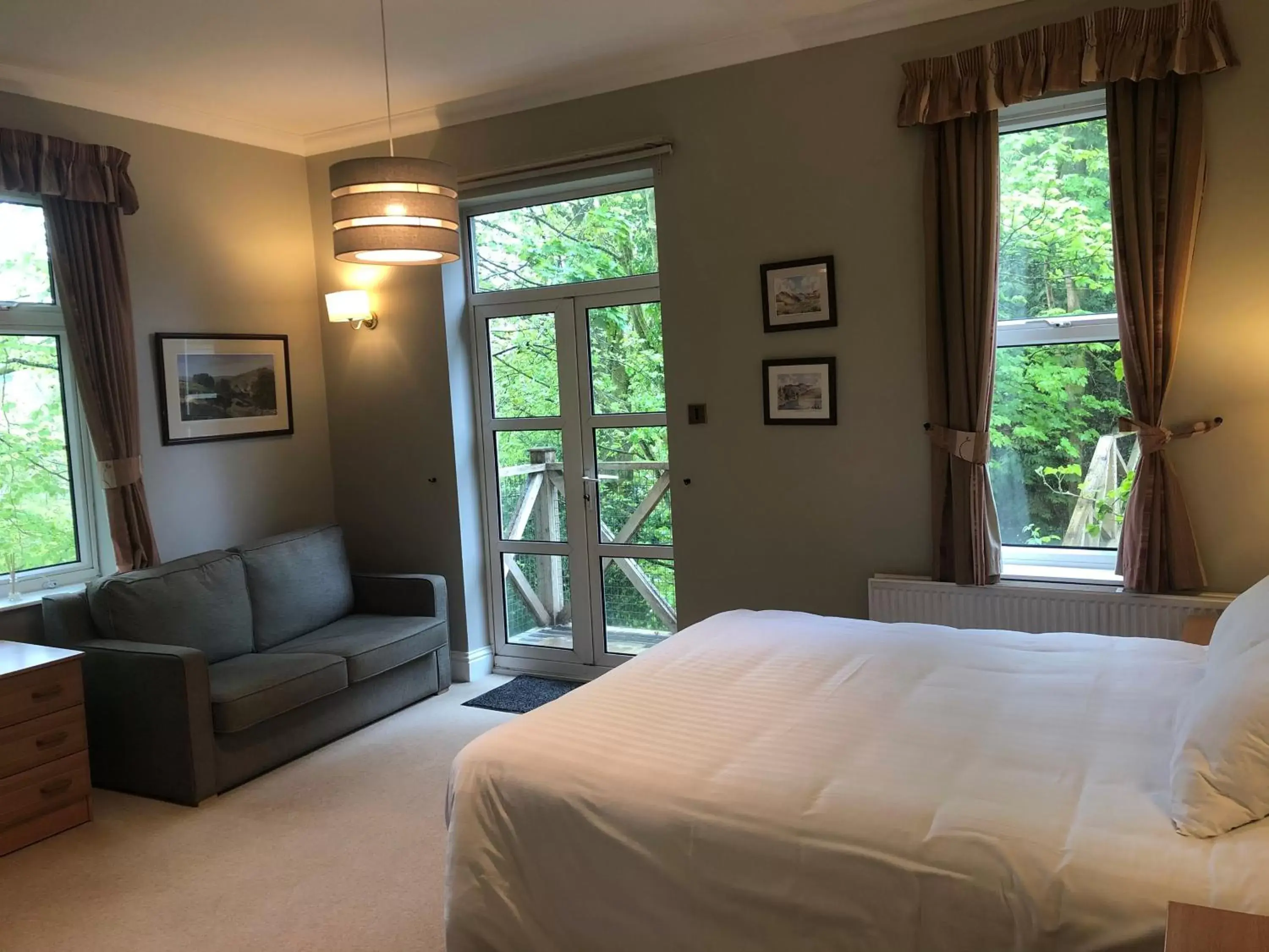 Bed in Windermere Manor Hotel