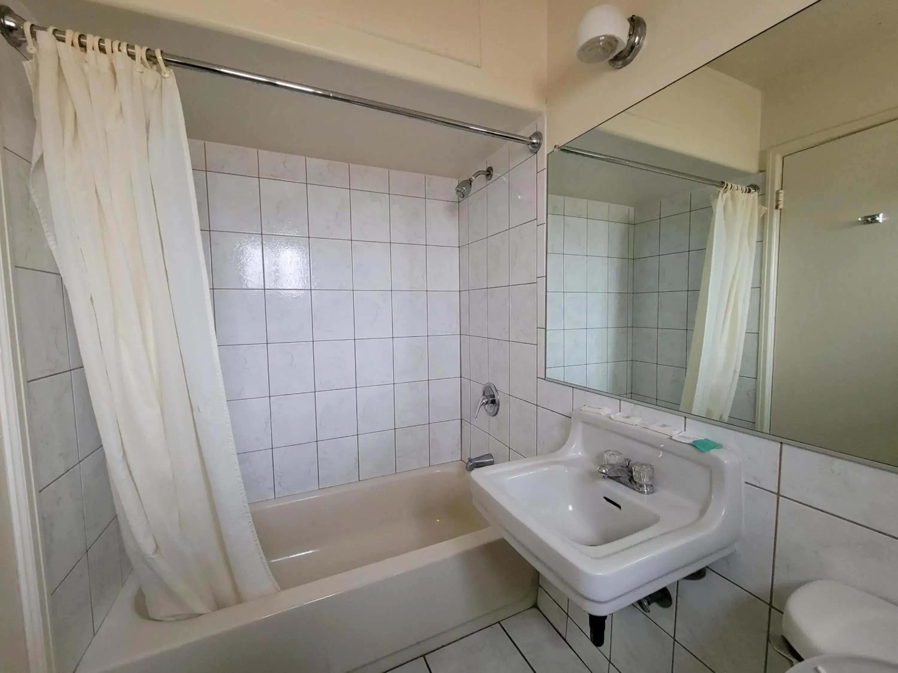 Bathroom in Emerald Inn & Lounge