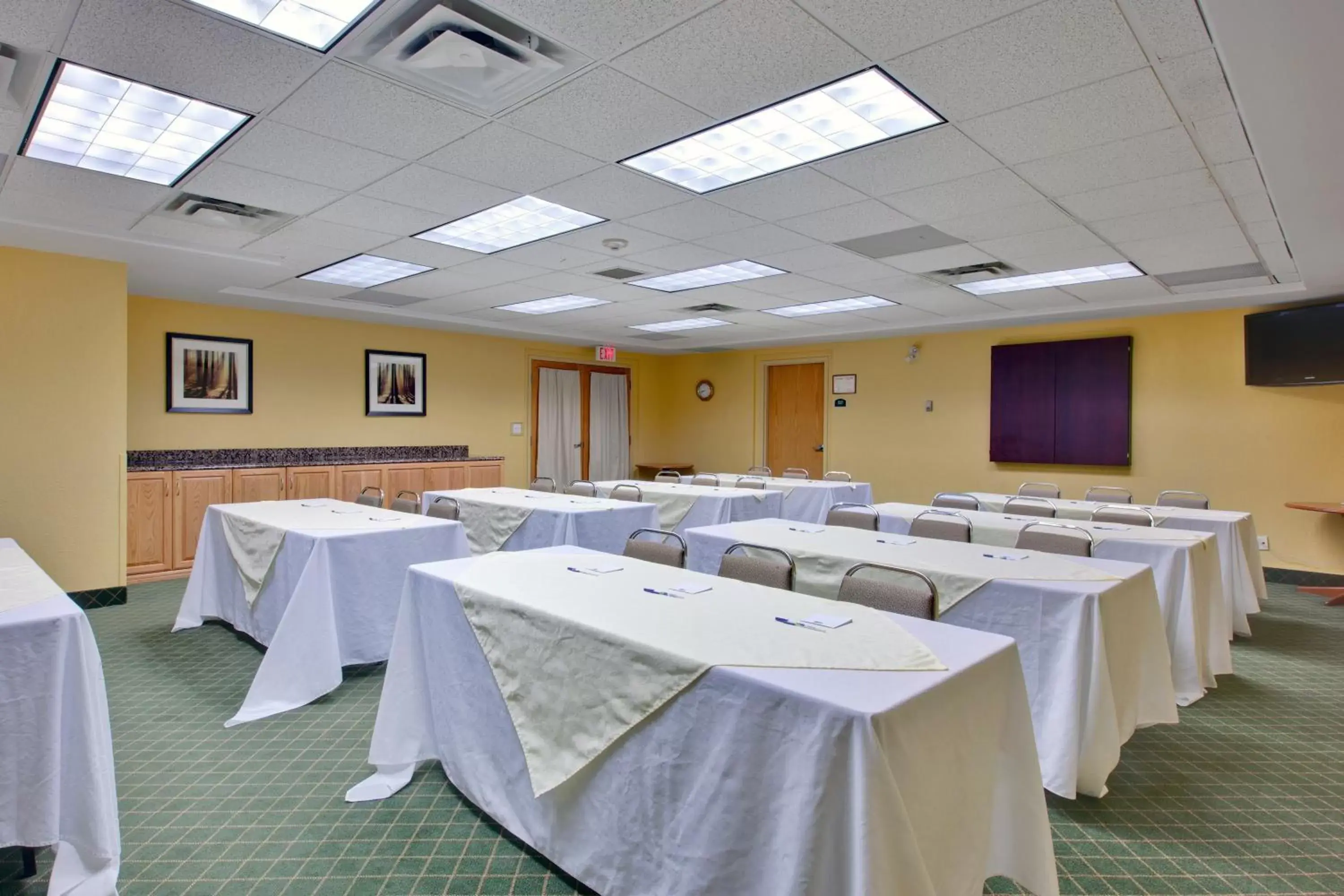 Meeting/conference room in Holiday Inn Express Dryden, an IHG Hotel