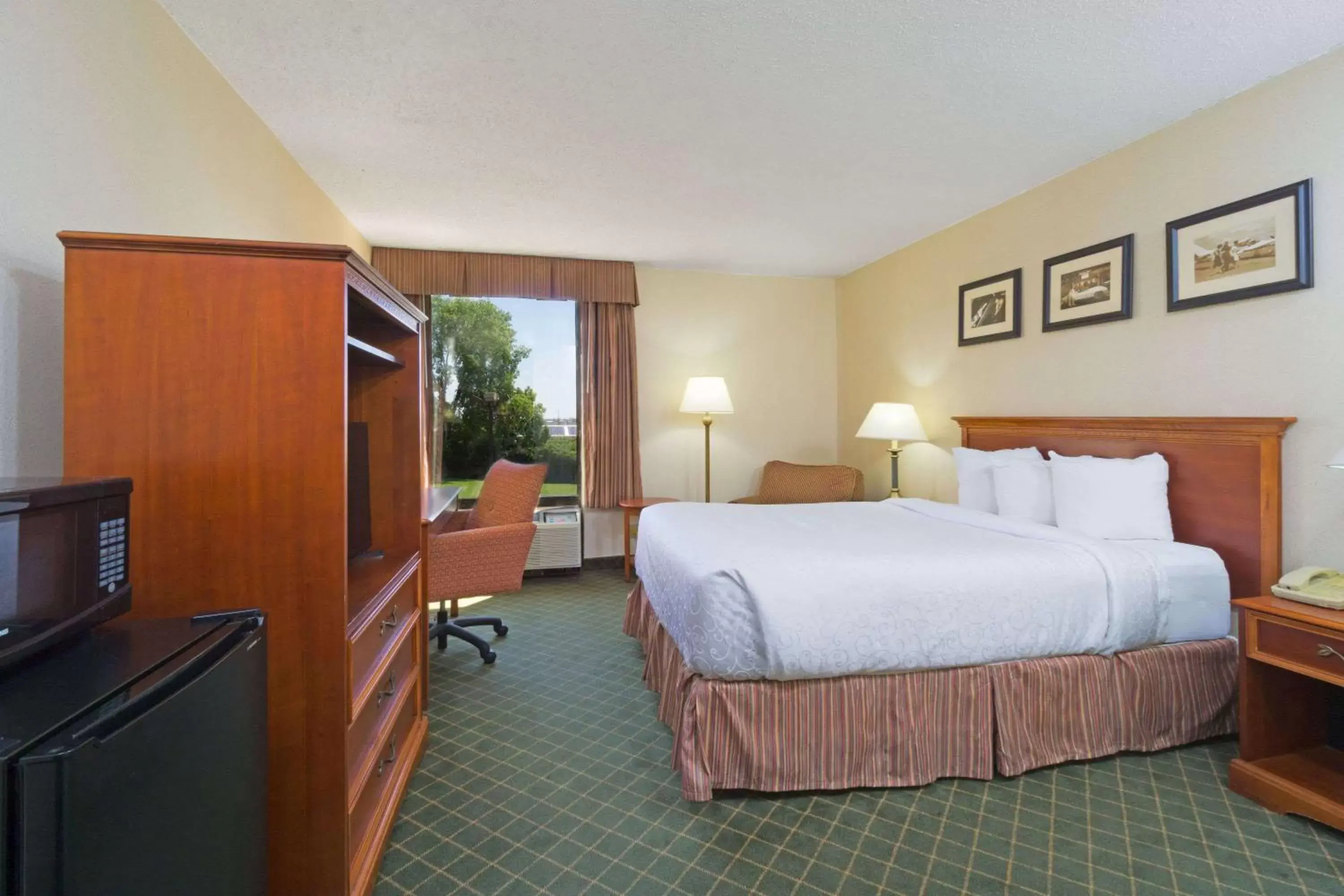 Photo of the whole room, Bed in Days Inn by Wyndham Columbus Airport