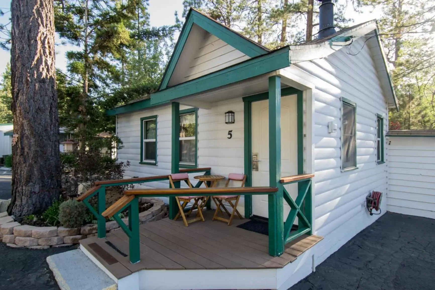 Patio in Hillcrest Suites & Cabins