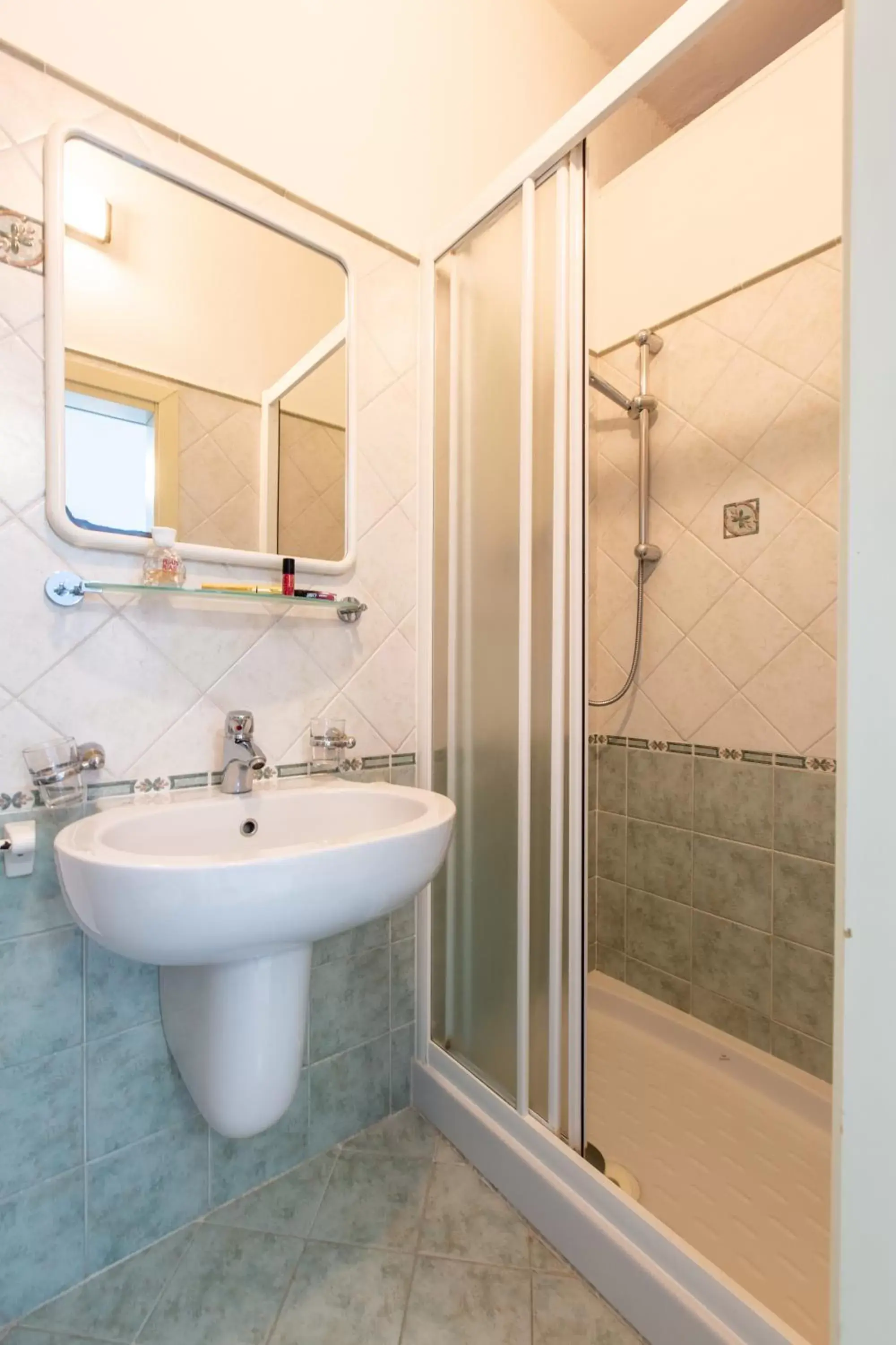 Shower, Bathroom in Hotel Sant'Angelo