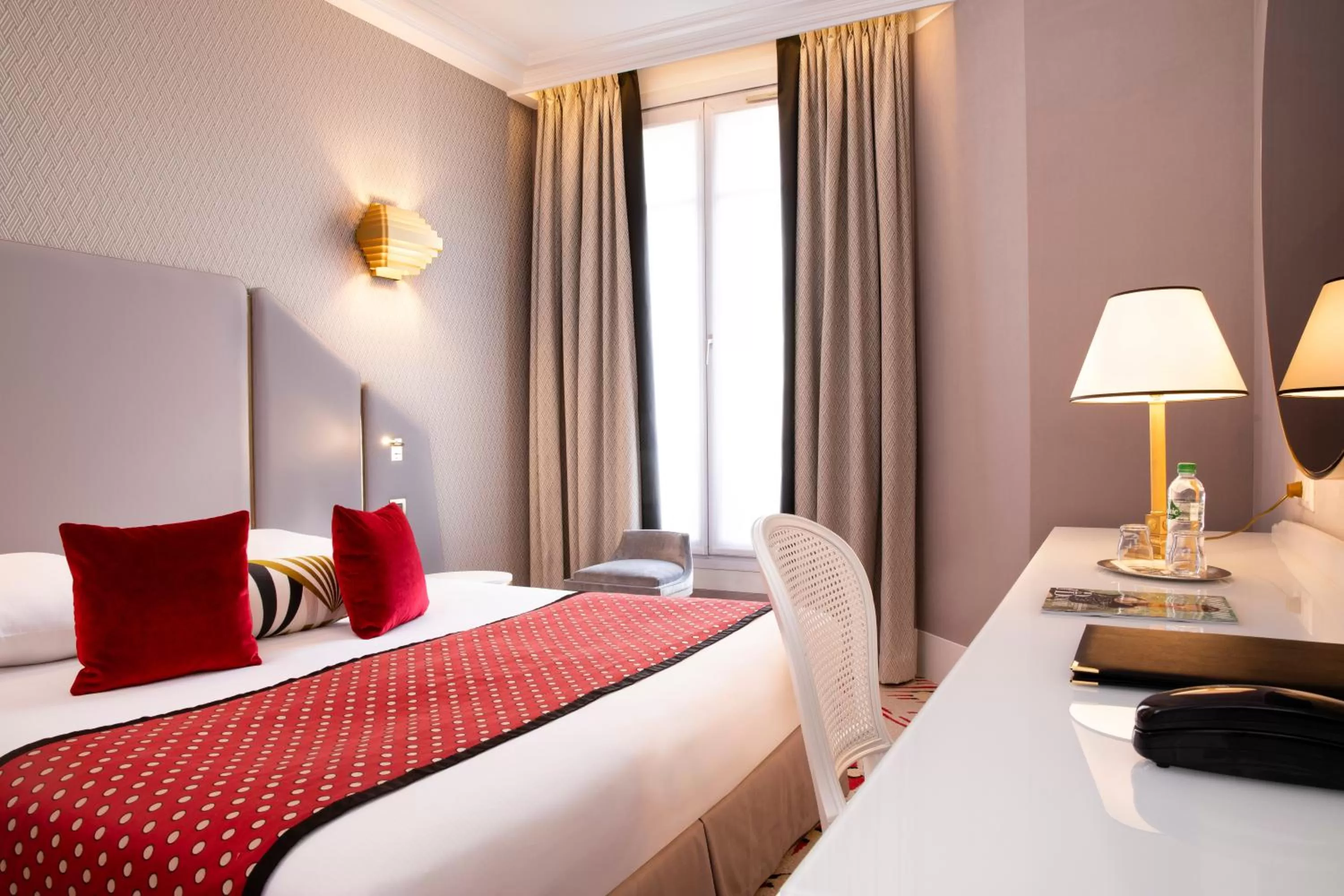 Street view, Bed in Hôtel Victor Hugo Paris Kléber