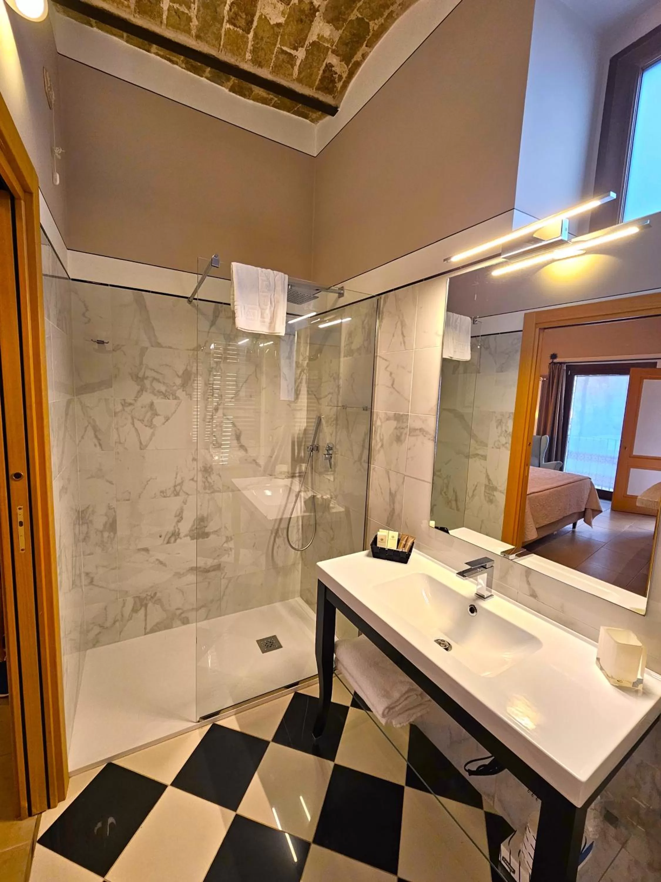 Shower, Bed in Residenza Sveva