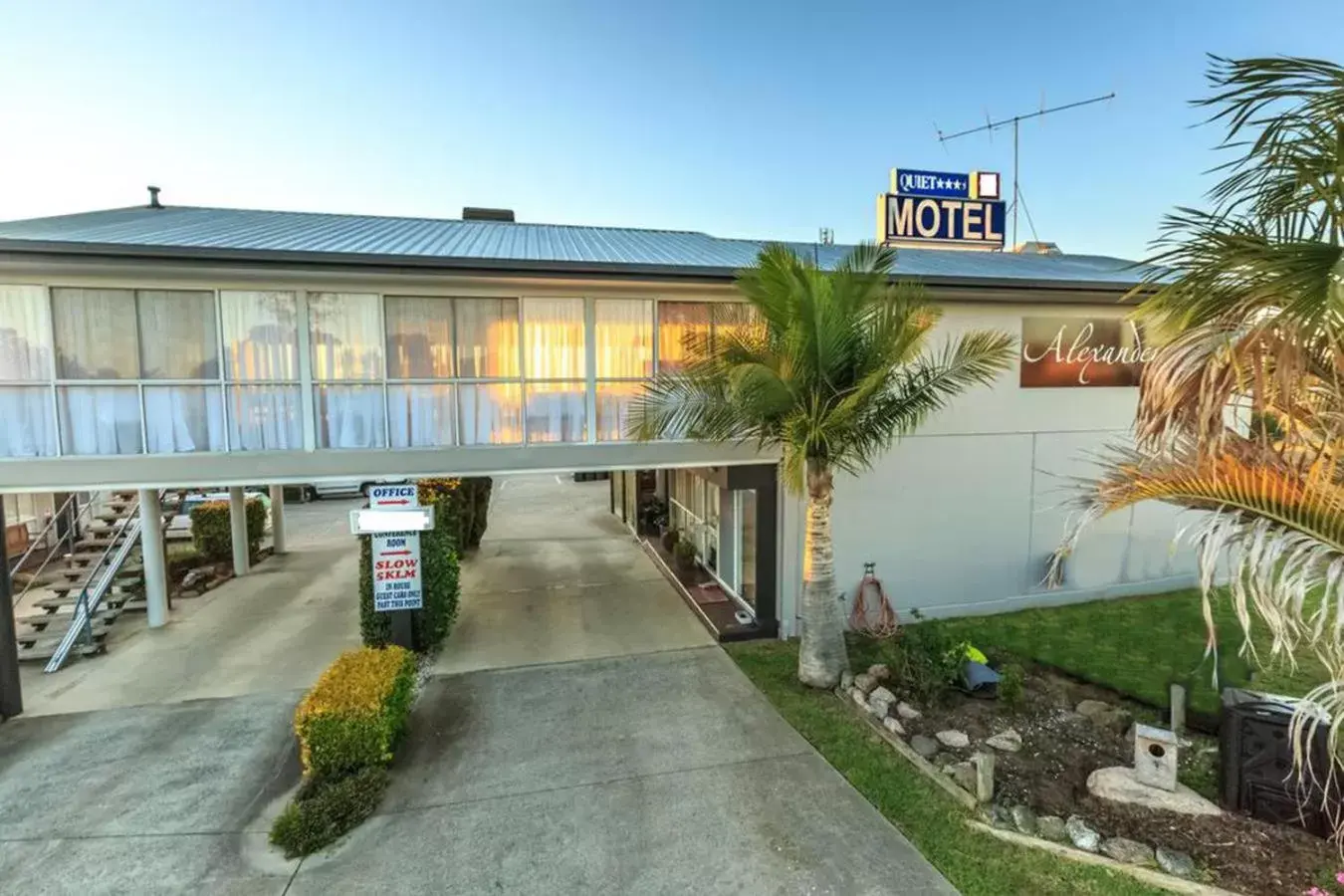 Facade/entrance, Property Building in Alexander Motel