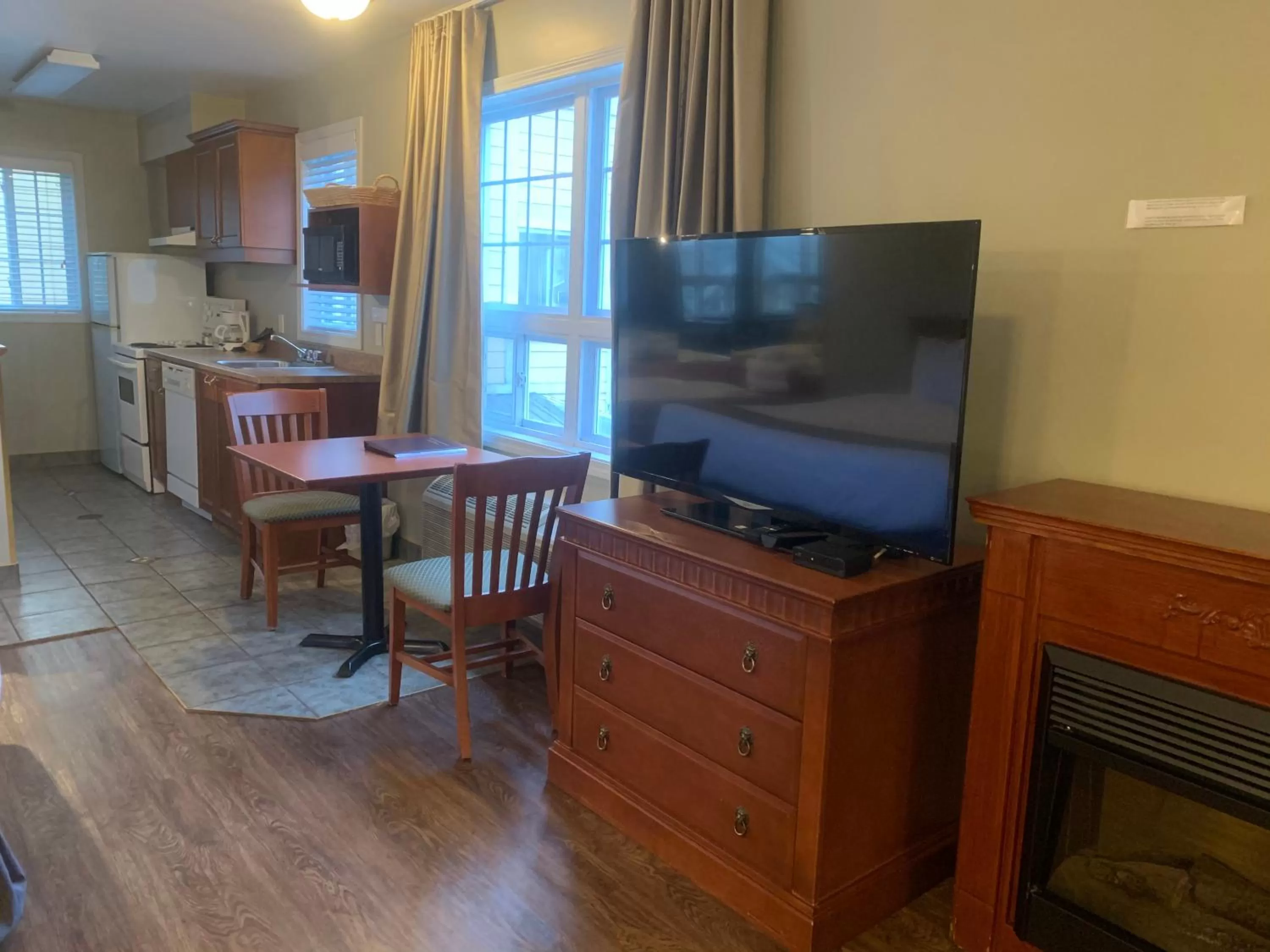 TV and multimedia in Hotel and Suites Les Laurentides