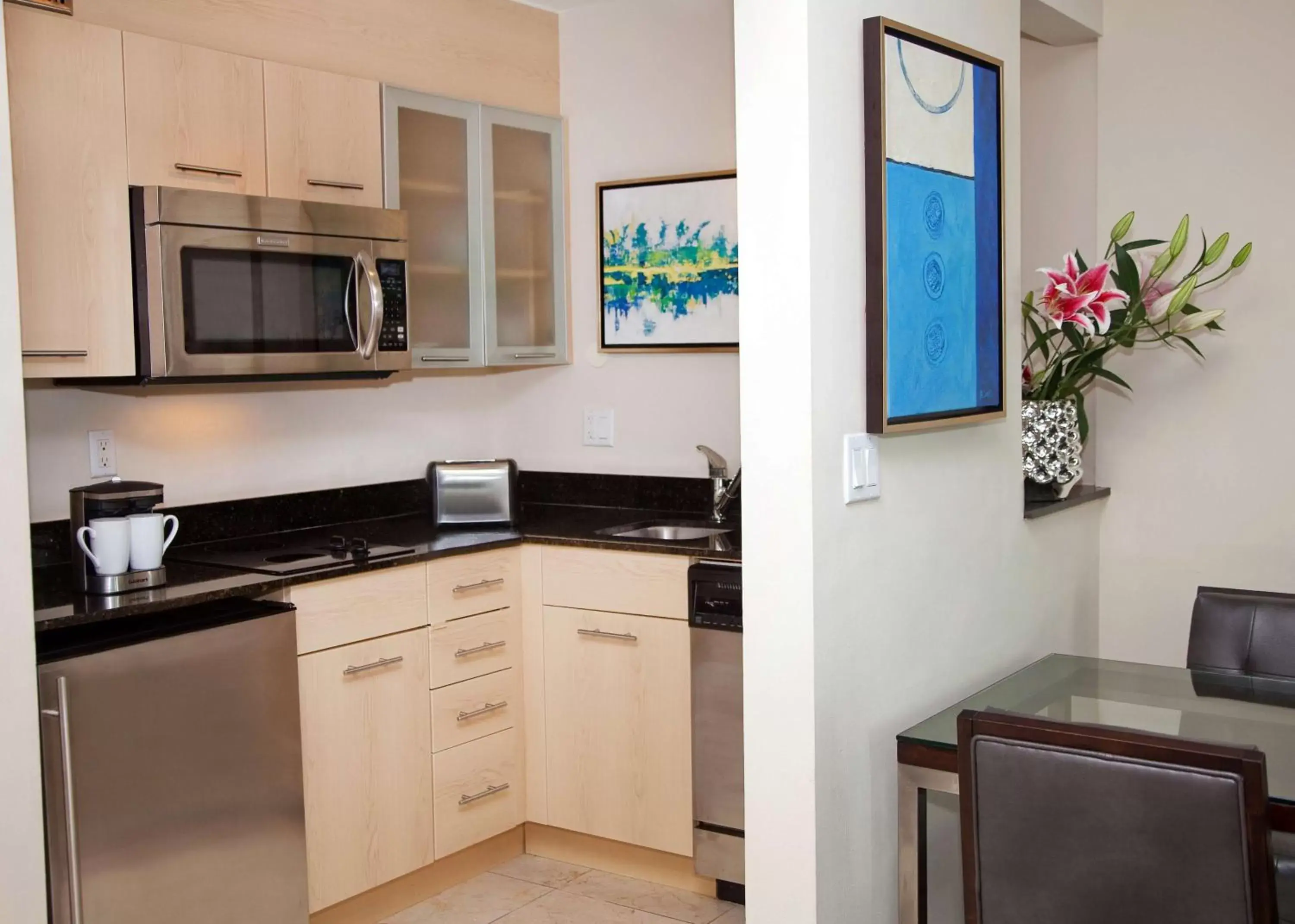 Kitchen or kitchenette, Kitchen/Kitchenette in GALLERYone - a DoubleTree Suites by Hilton Hotel