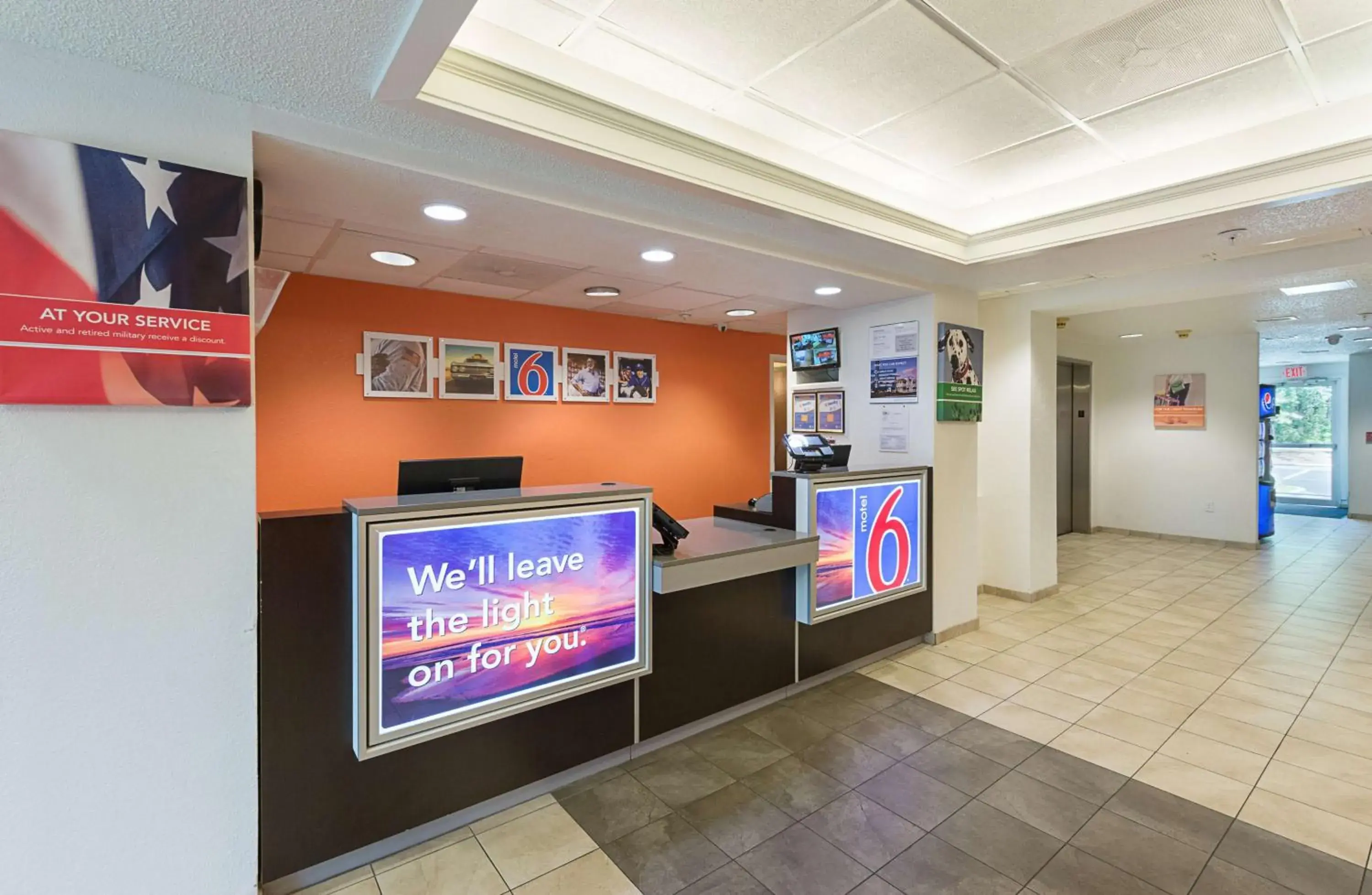 Property logo or sign, TV/Entertainment Center in Motel 6-Columbia, SC - Fort Jackson Area