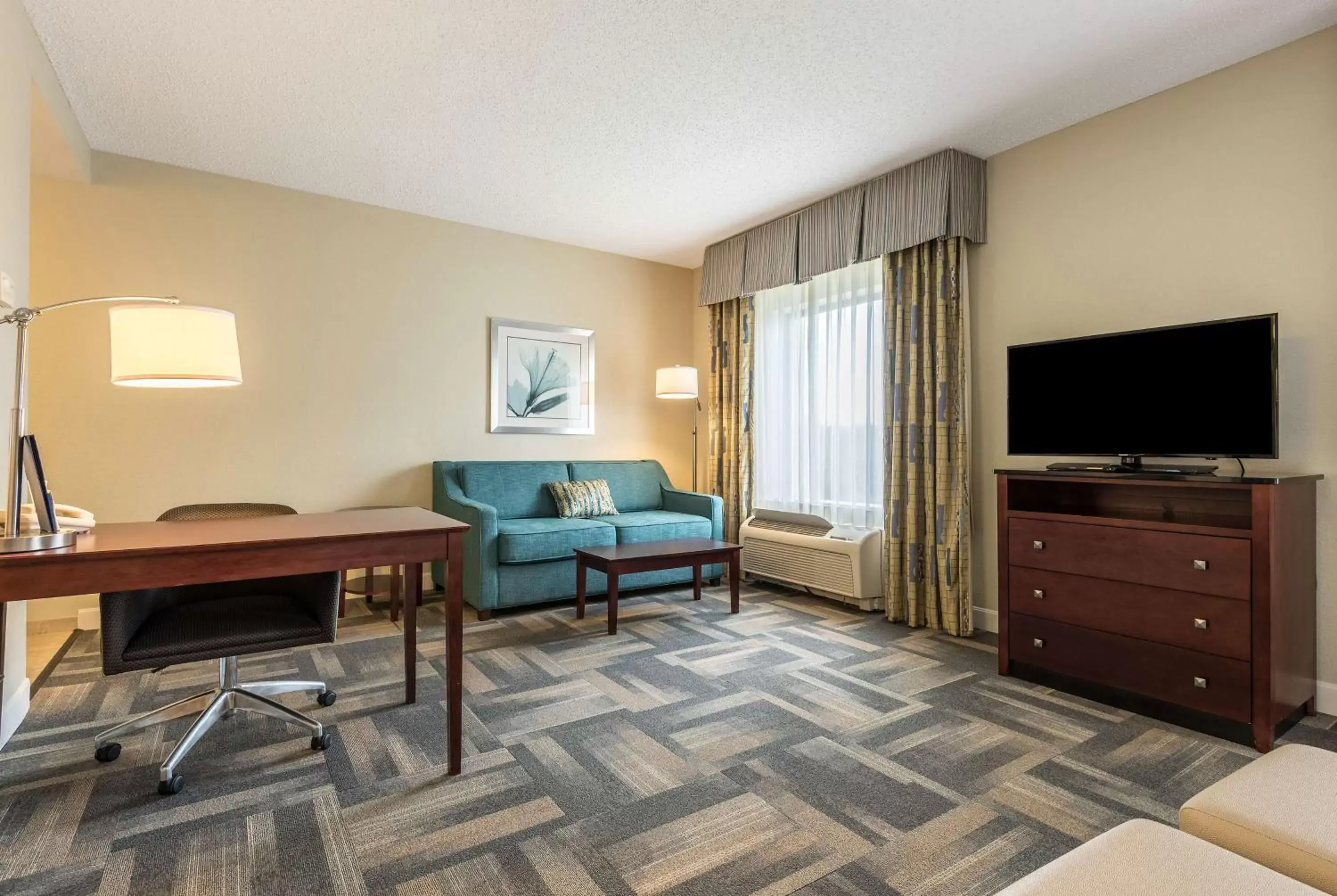 Bedroom, TV/Entertainment Center in Hampton Inn & Suites Orlando-South Lake Buena Vista