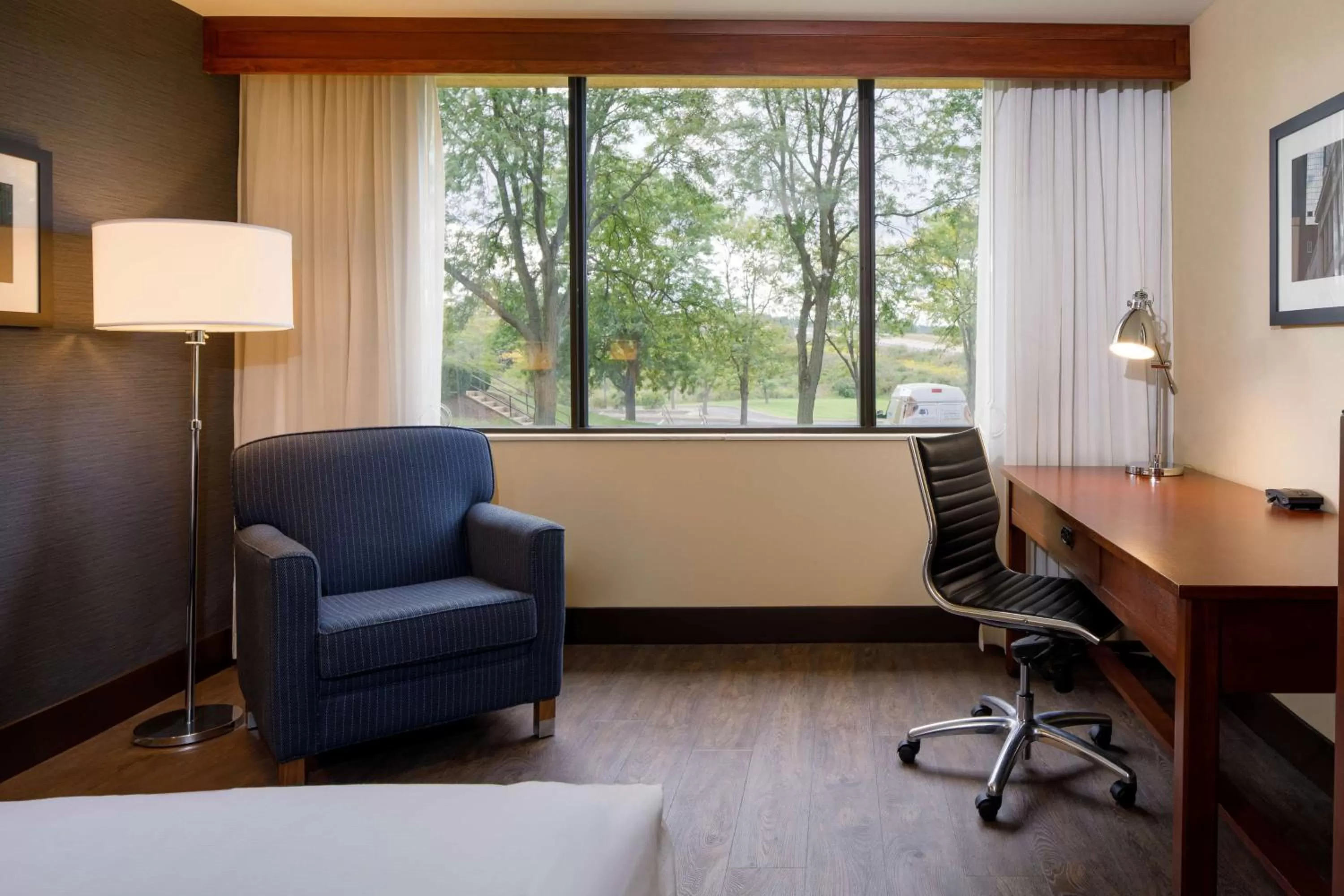 Bedroom in DoubleTree by Hilton Pittsburgh - Cranberry