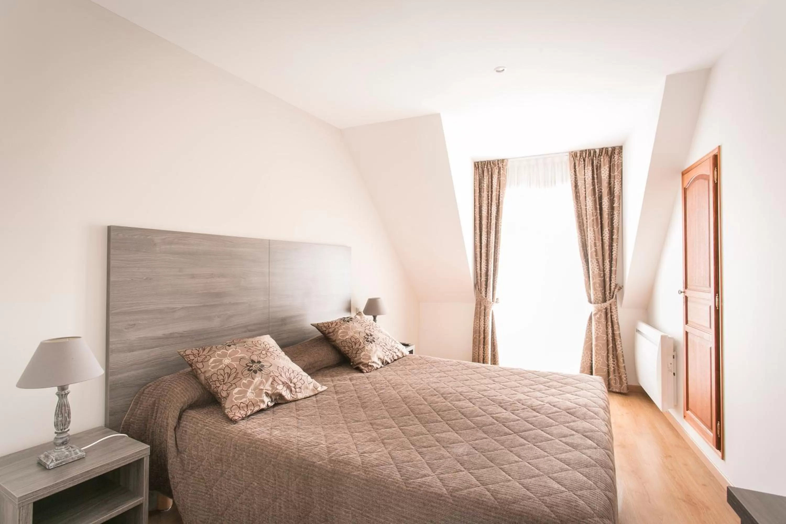 Bed in Hôtel Résidence Normandy Country Club by Popinns