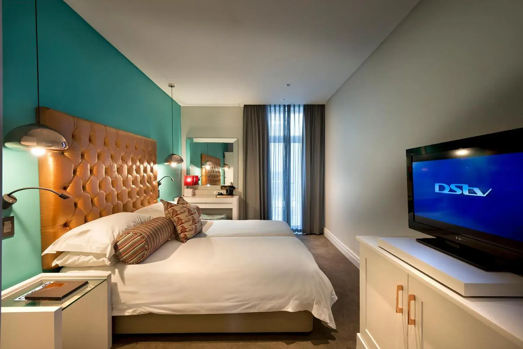 Bed, TV/Entertainment Center in Grand Daddy Boutique Hotel