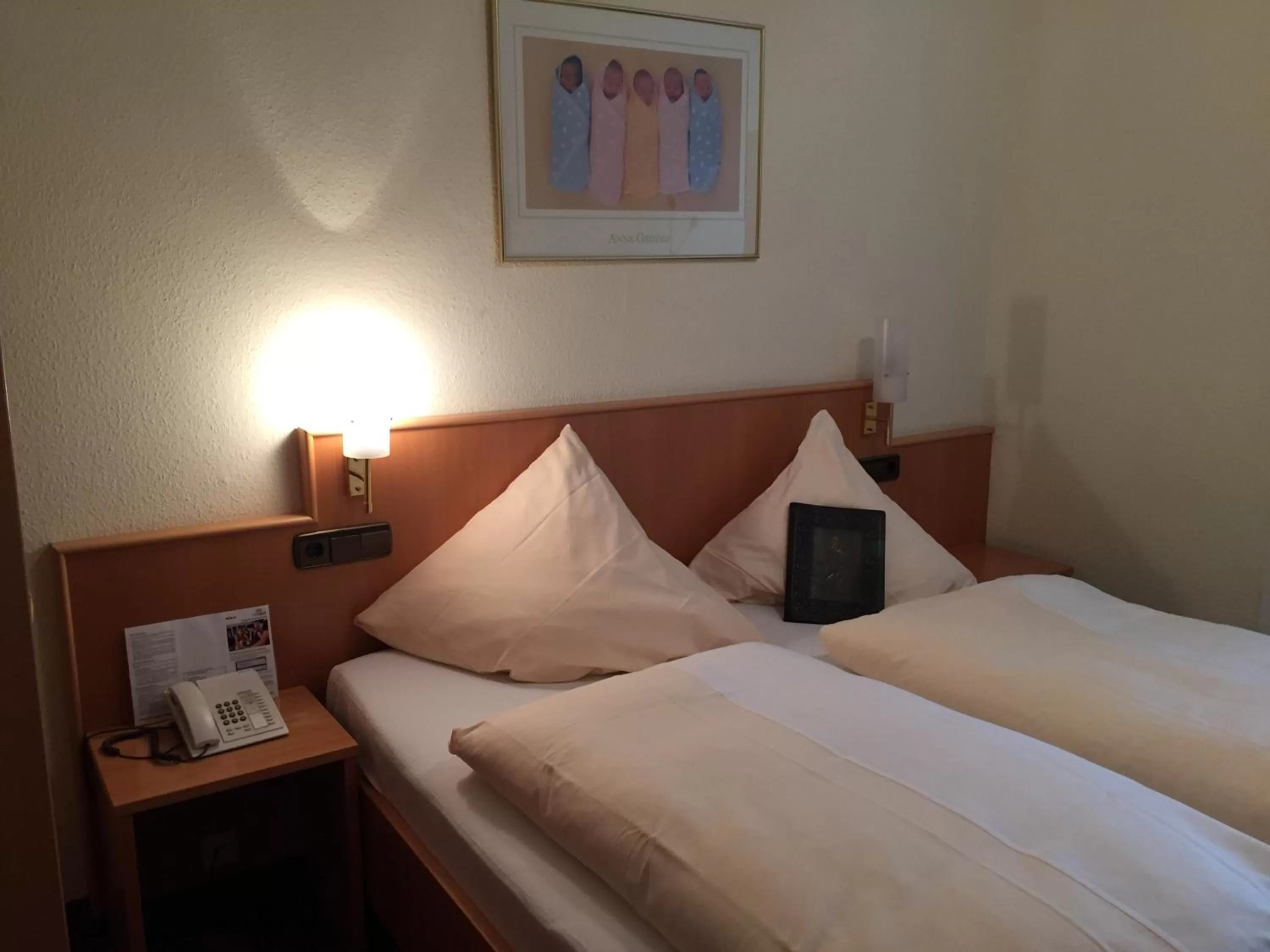 Photo of the whole room, Bed in Hotel Rose Heidelberg inklusive Frühstück, Saunanutzung und Parkplätze nach Verfügbarkeit