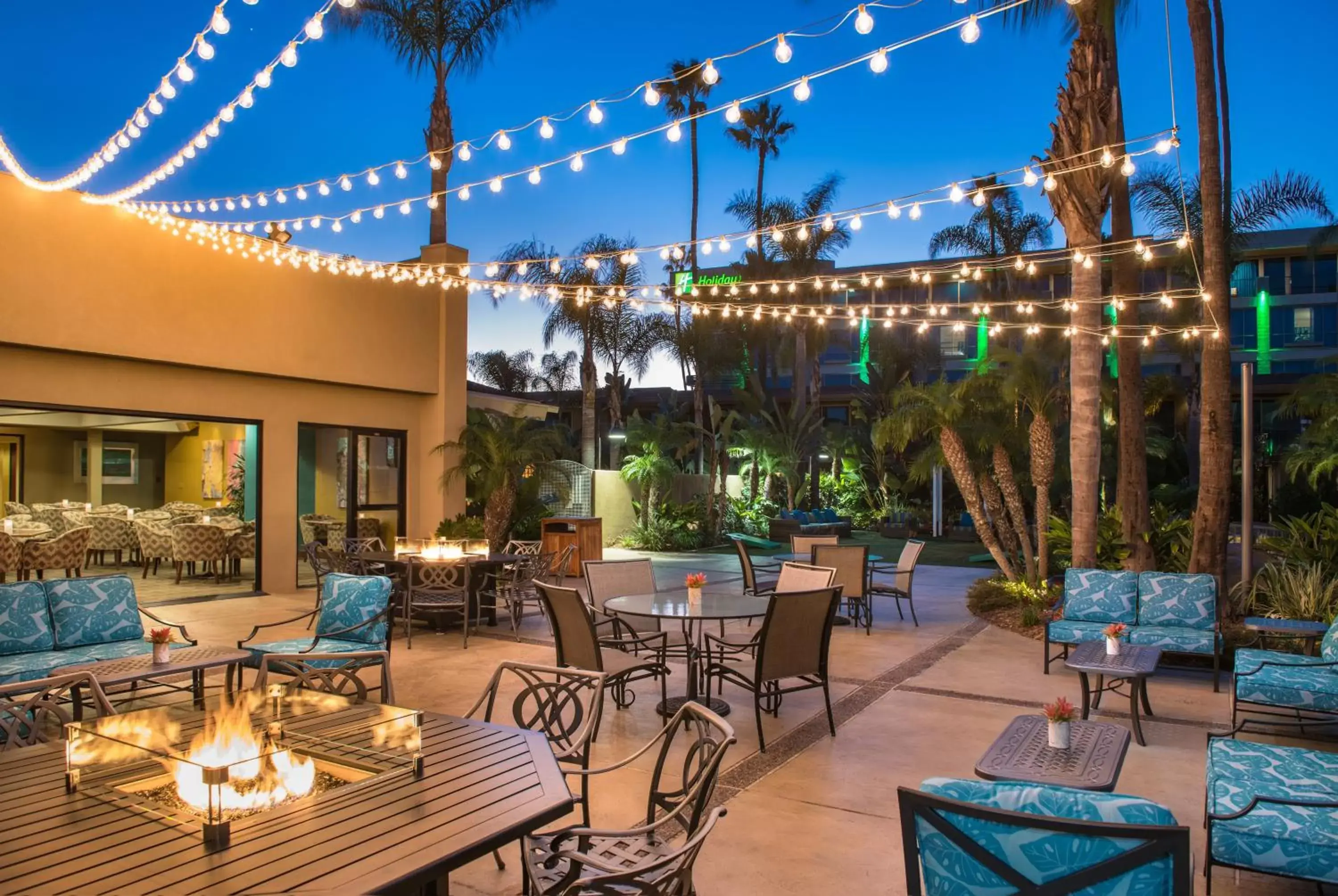 Lounge or bar in Holiday Inn San Diego Bayside, an IHG Hotel