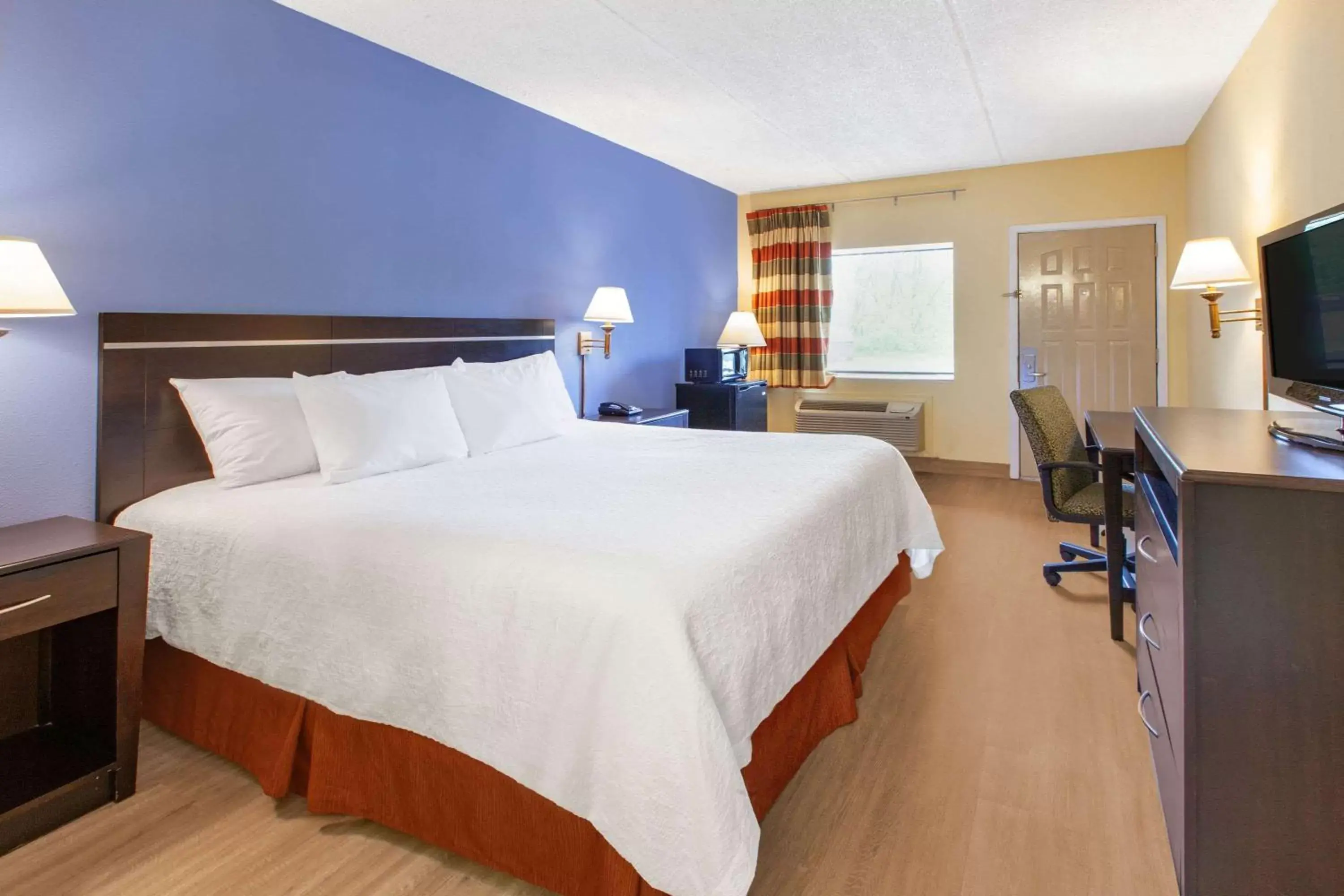 Photo of the whole room, Bed in Days Inn by Wyndham Grantville