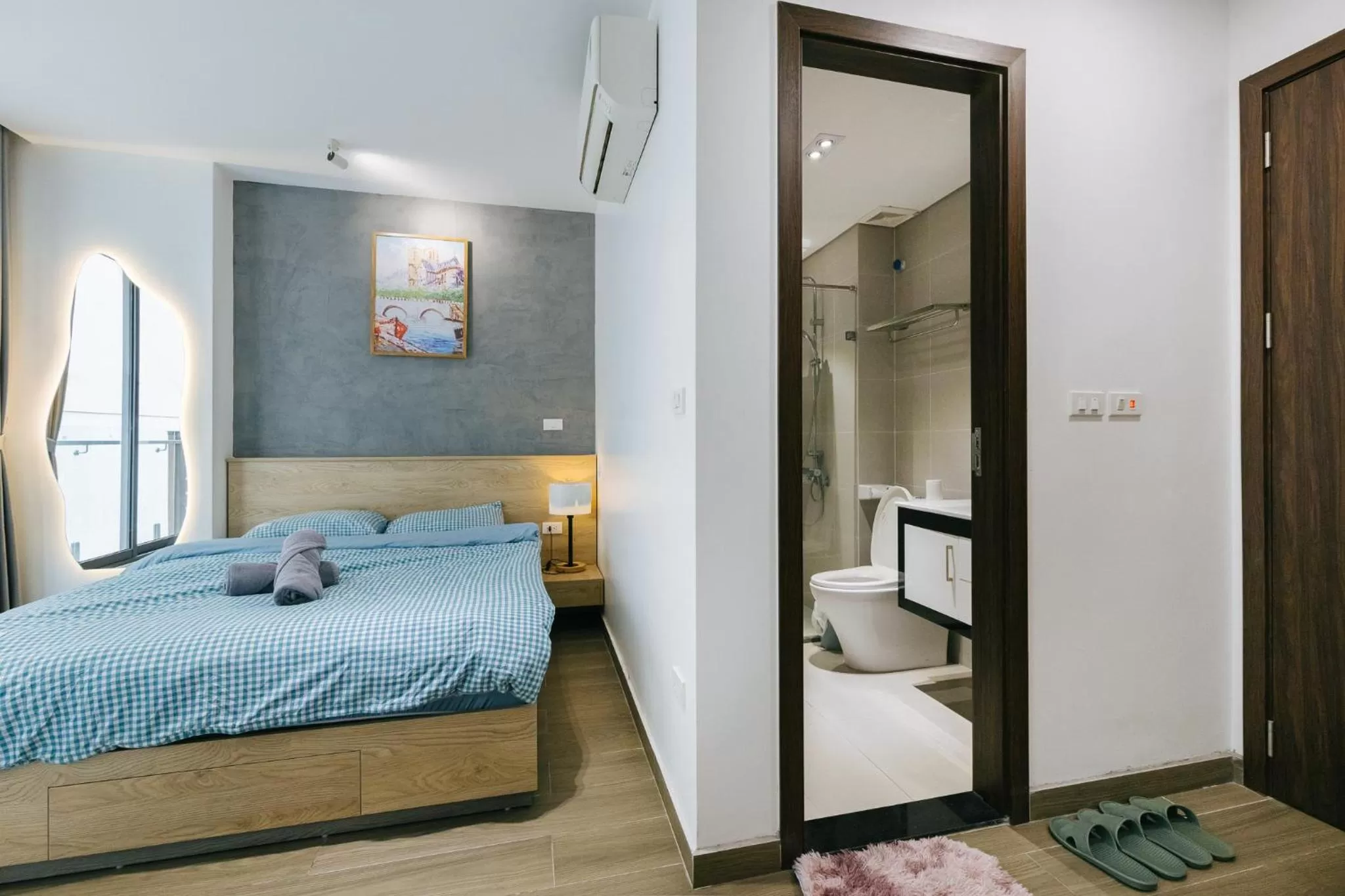 Shower, Bed in LUCK APART 8 - Hanoi Westlake Balcony Studio