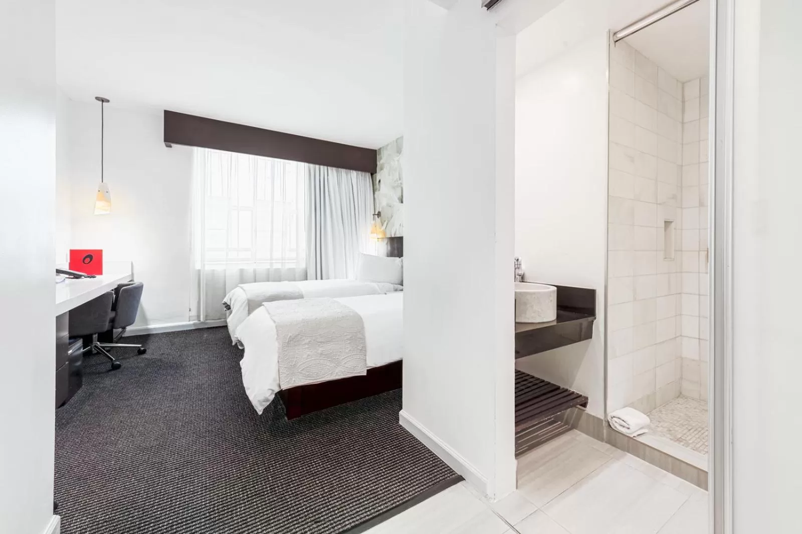 Shower, Bed in The O Hotel, Trademark Collection by Wyndham