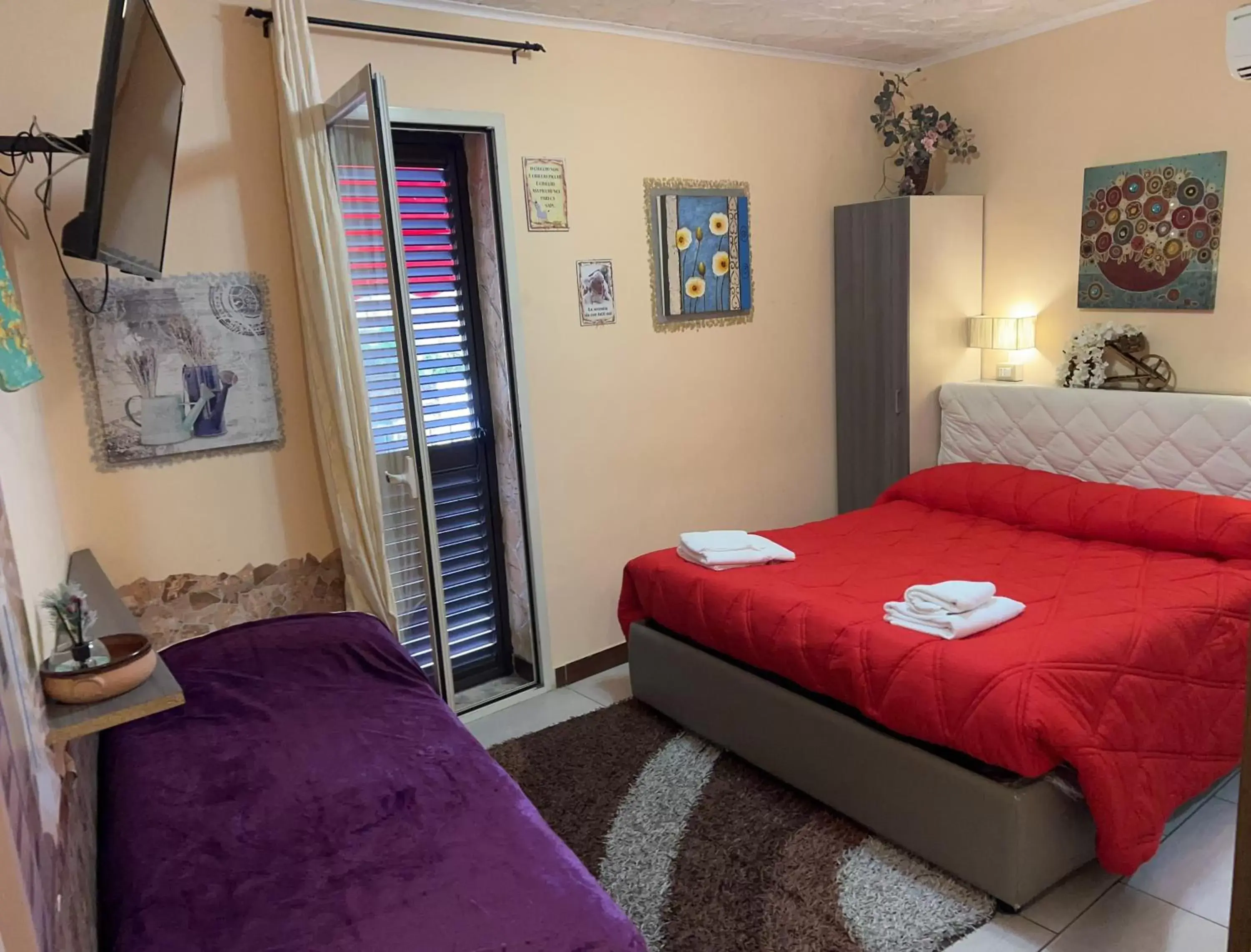 Photo of the whole room, Bed in Golden Dreams Reggio Calabria