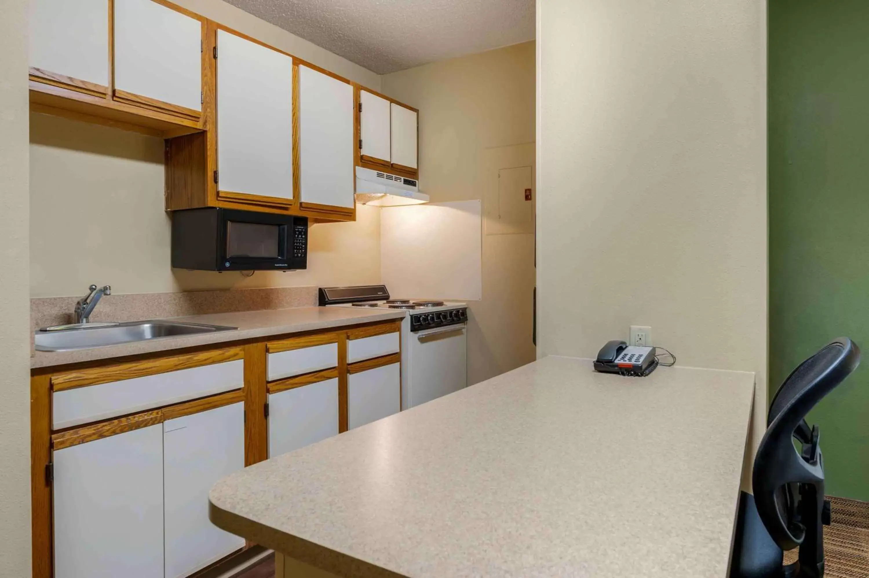 Bedroom, Kitchen/Kitchenette in Extended Stay America Suites - Dayton - South