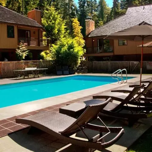 Swimming Pool in LOGE Alta Crystal Resort at Mt Rainier