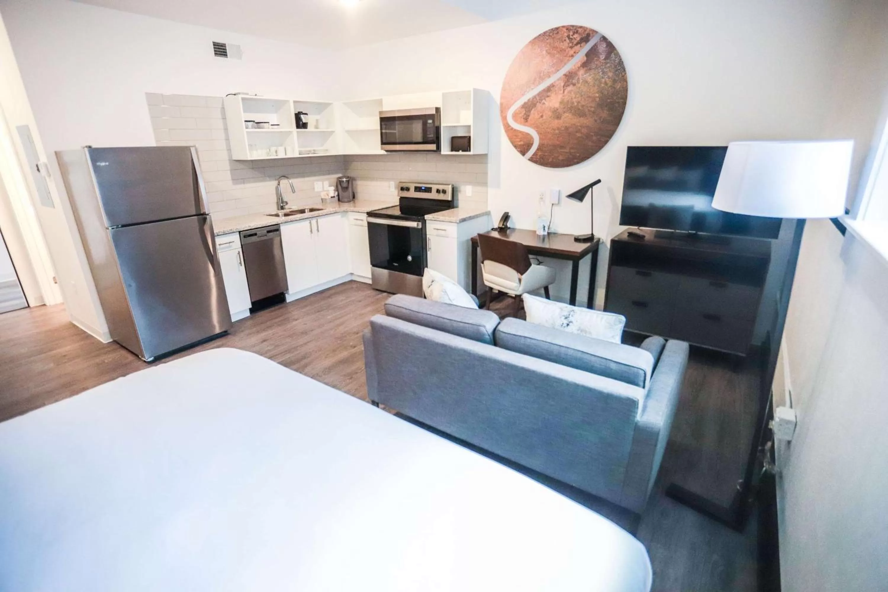 Photo of the whole room in Leavenworth Local Hotel