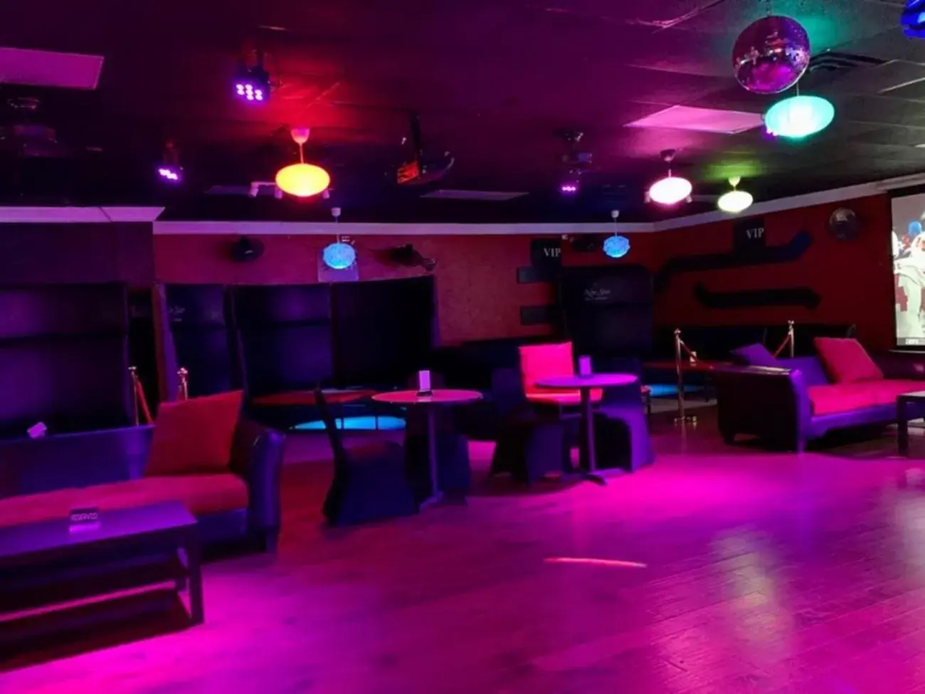 Nightclub / DJ in R Nite Star Inn and Suites -Home of the Cowboys & Rangers