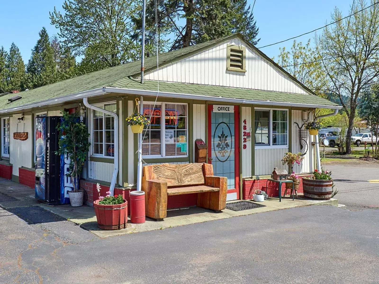 Property Building in Arbor Inn Motel Oakridge