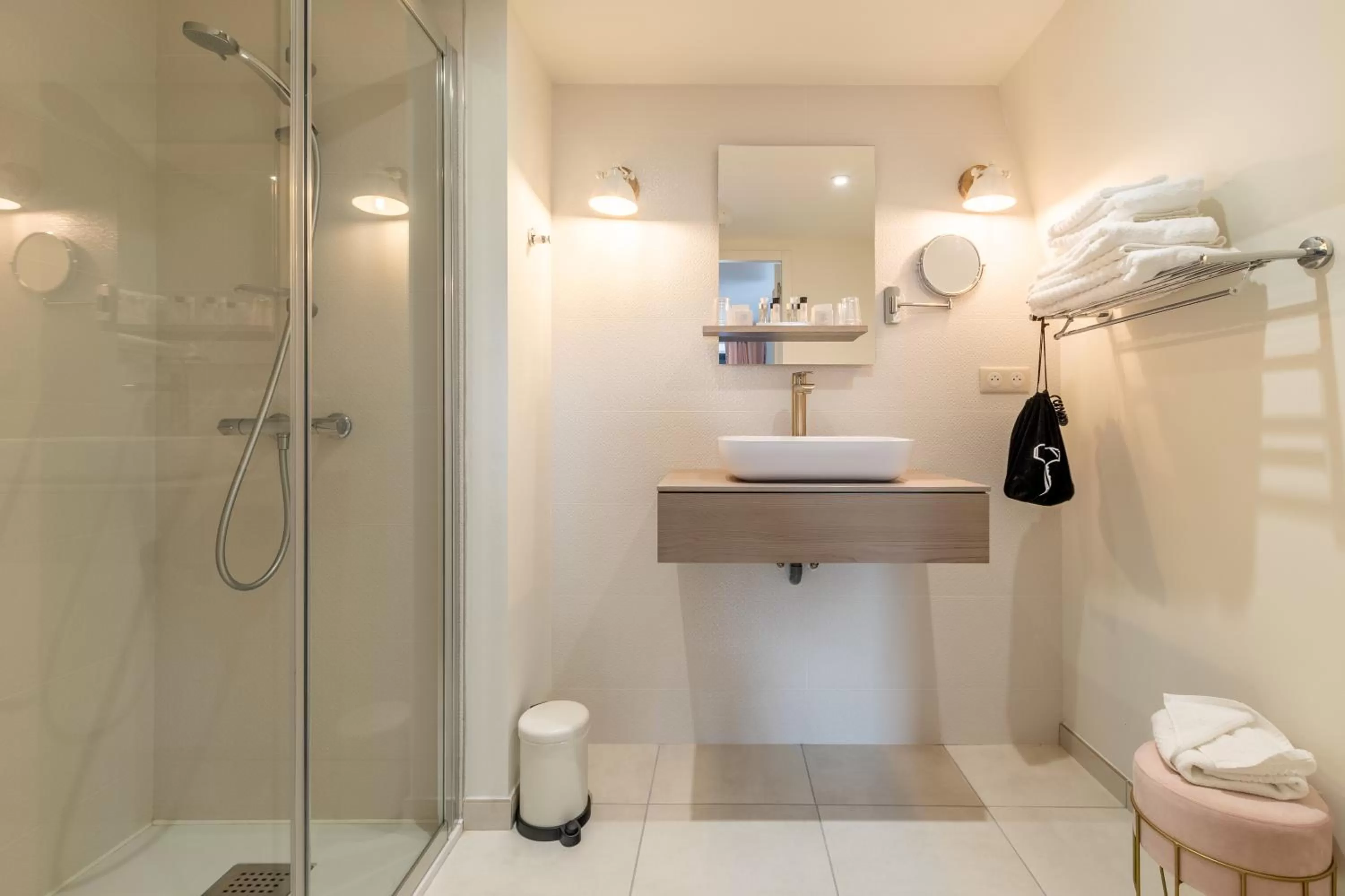 Shower, Bathroom in Hôtel Échappée en Baie - Parking privé gratuit