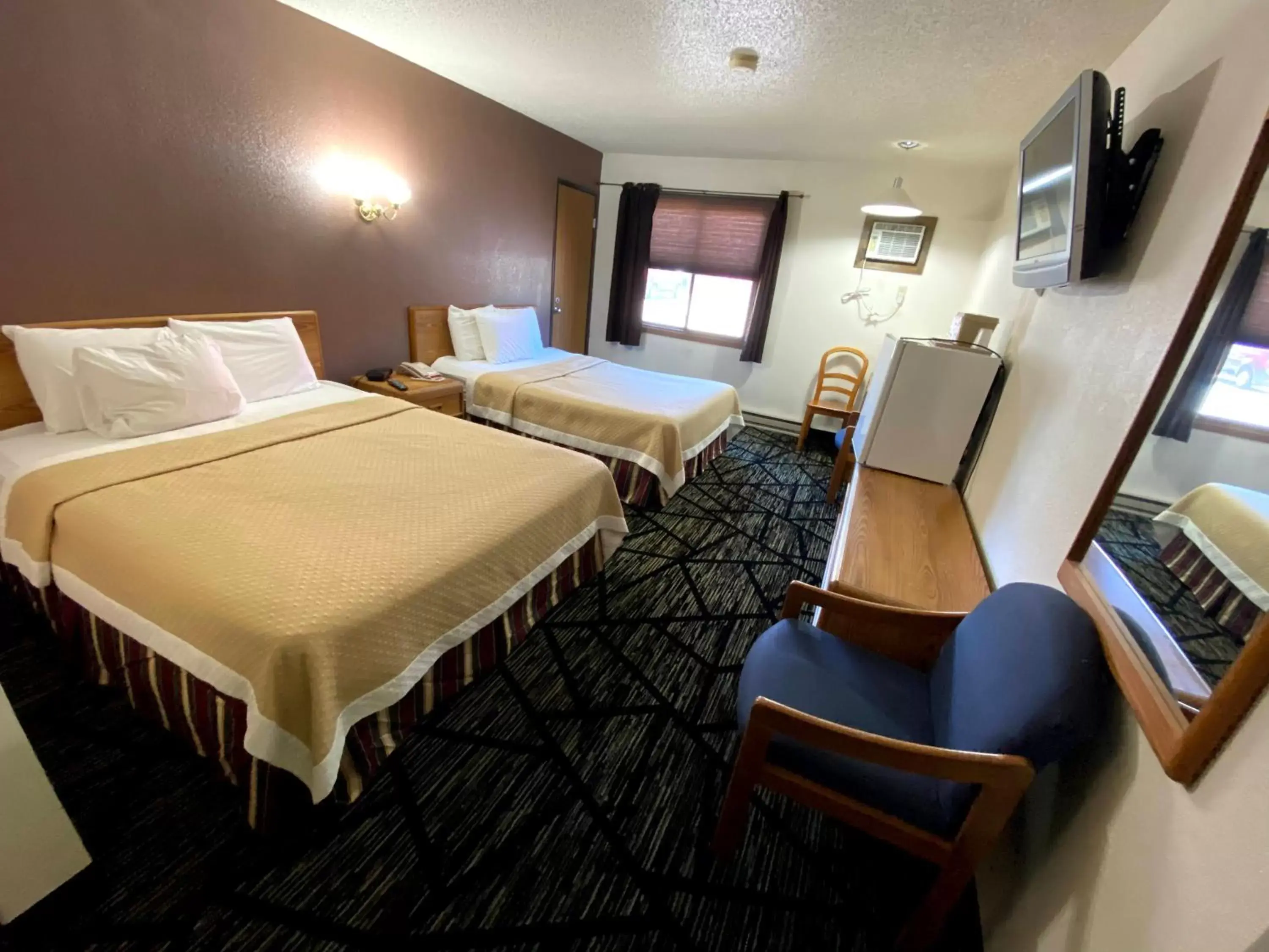 Photo of the whole room in Woodland Inn & Suites