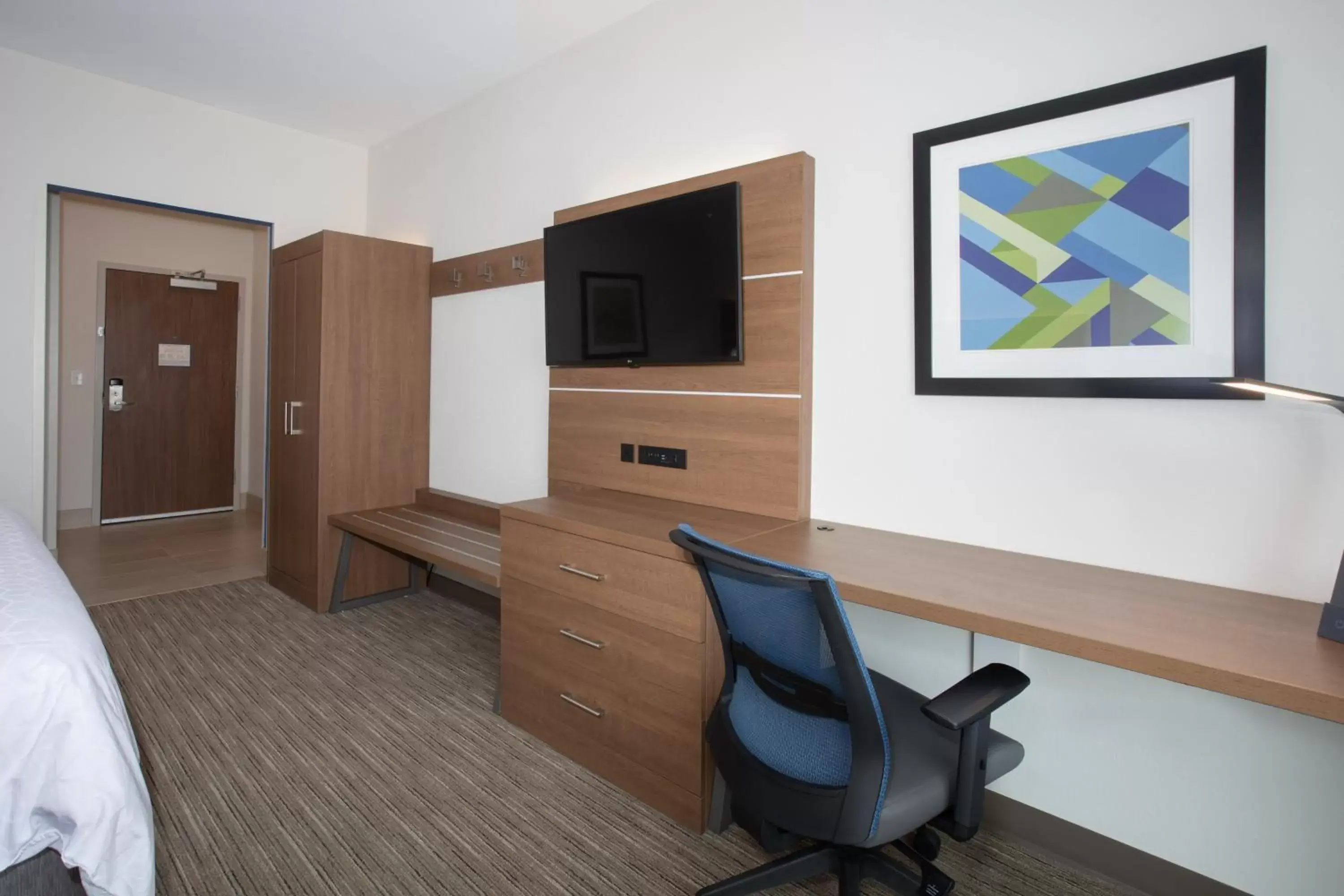 Photo of the whole room, TV/Entertainment Center in Holiday Inn Express & Suites - Goodland I-70, an IHG Hotel