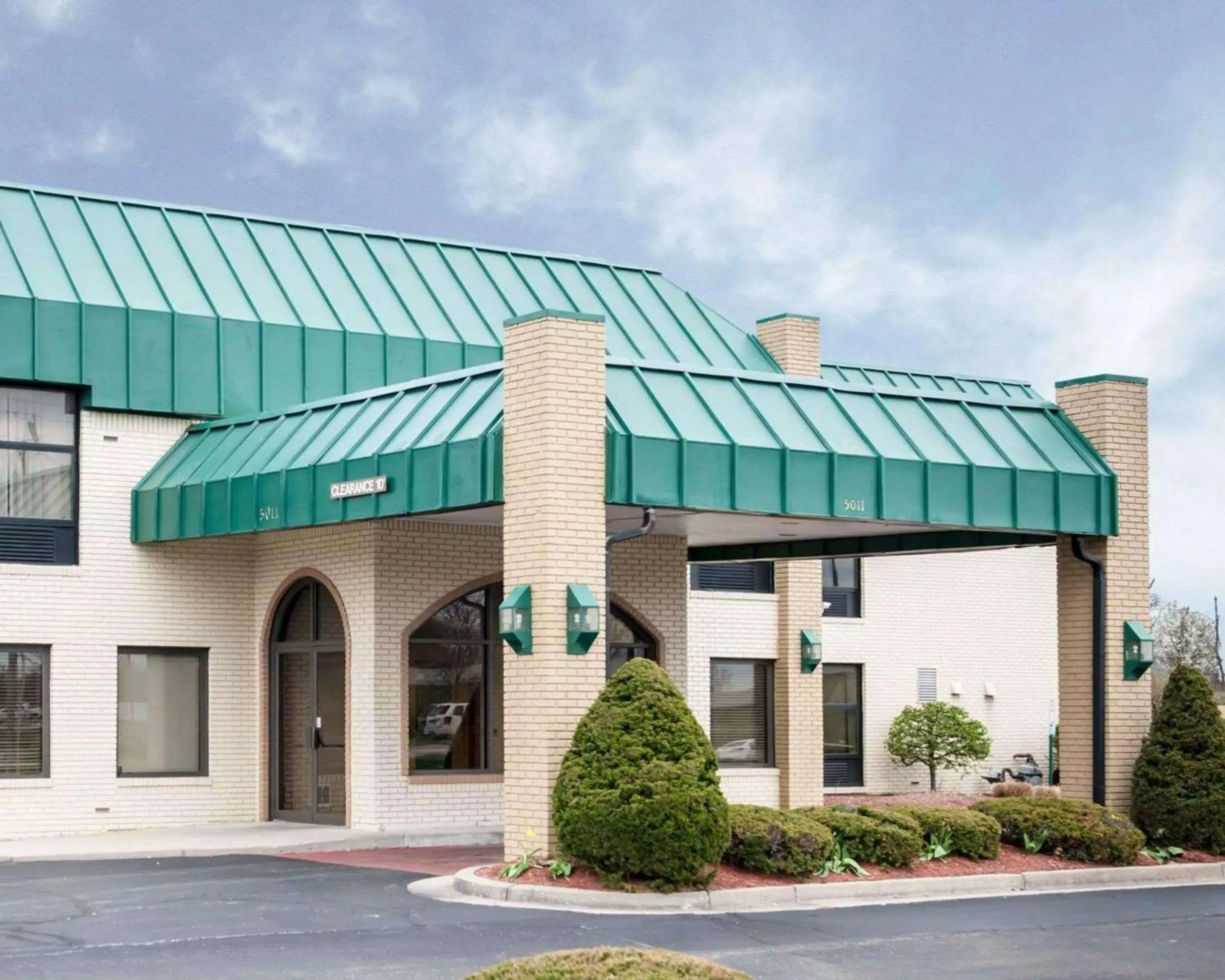 Property Building in Quality Inn and Suites Indianapolis