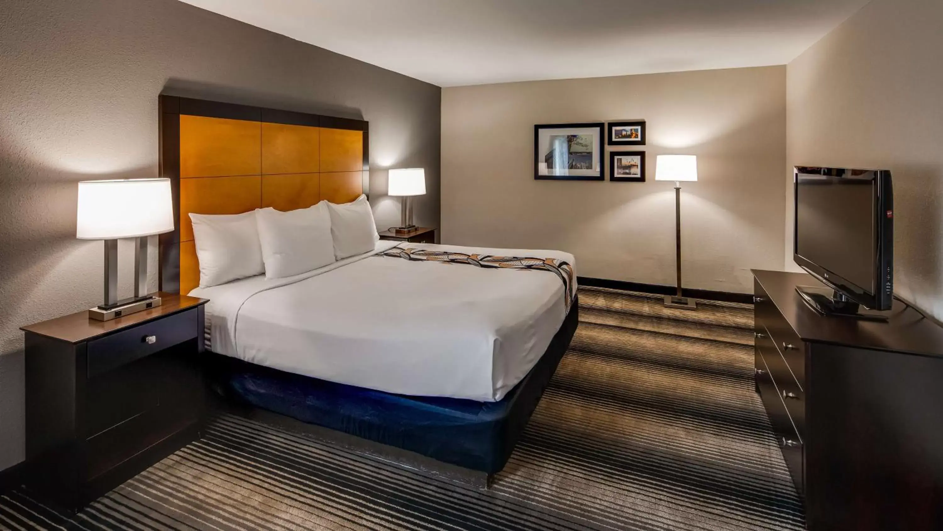Bedroom, Bed in Best Western Plus Hyde Park Chicago Hotel