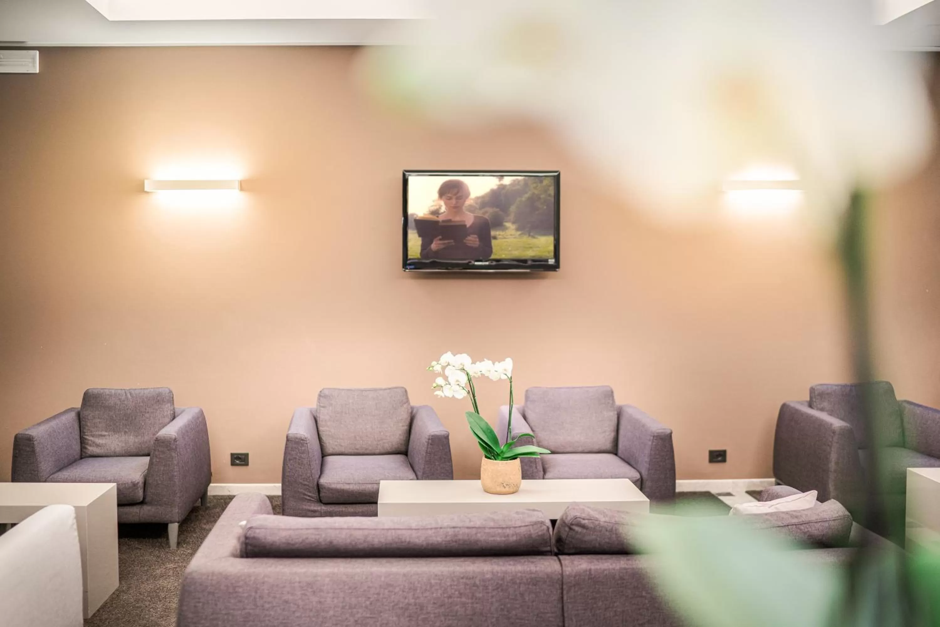 Communal lounge/ TV room in Hotel Franz