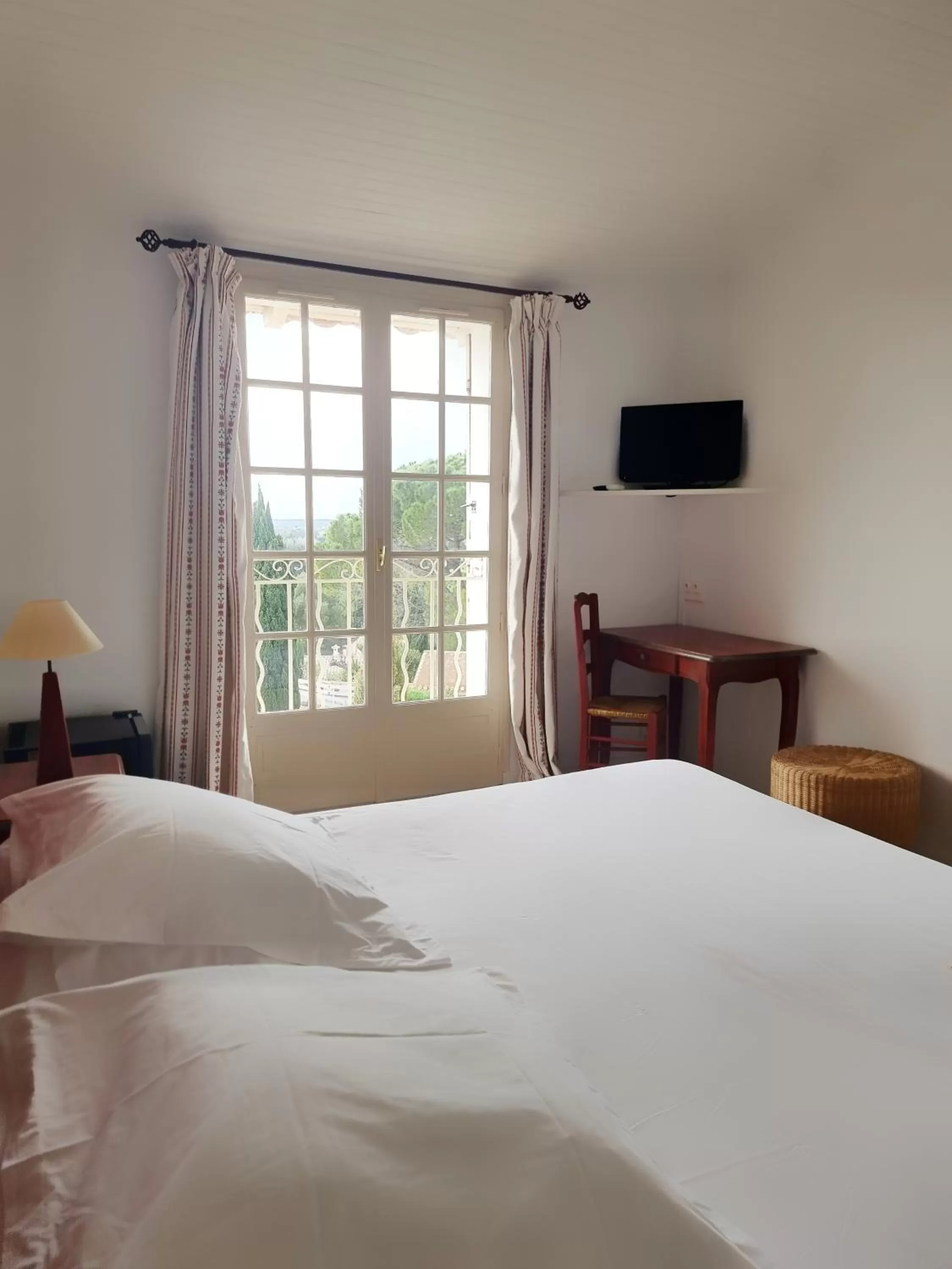 Photo of the whole room, Bed in Castillon Des Baux