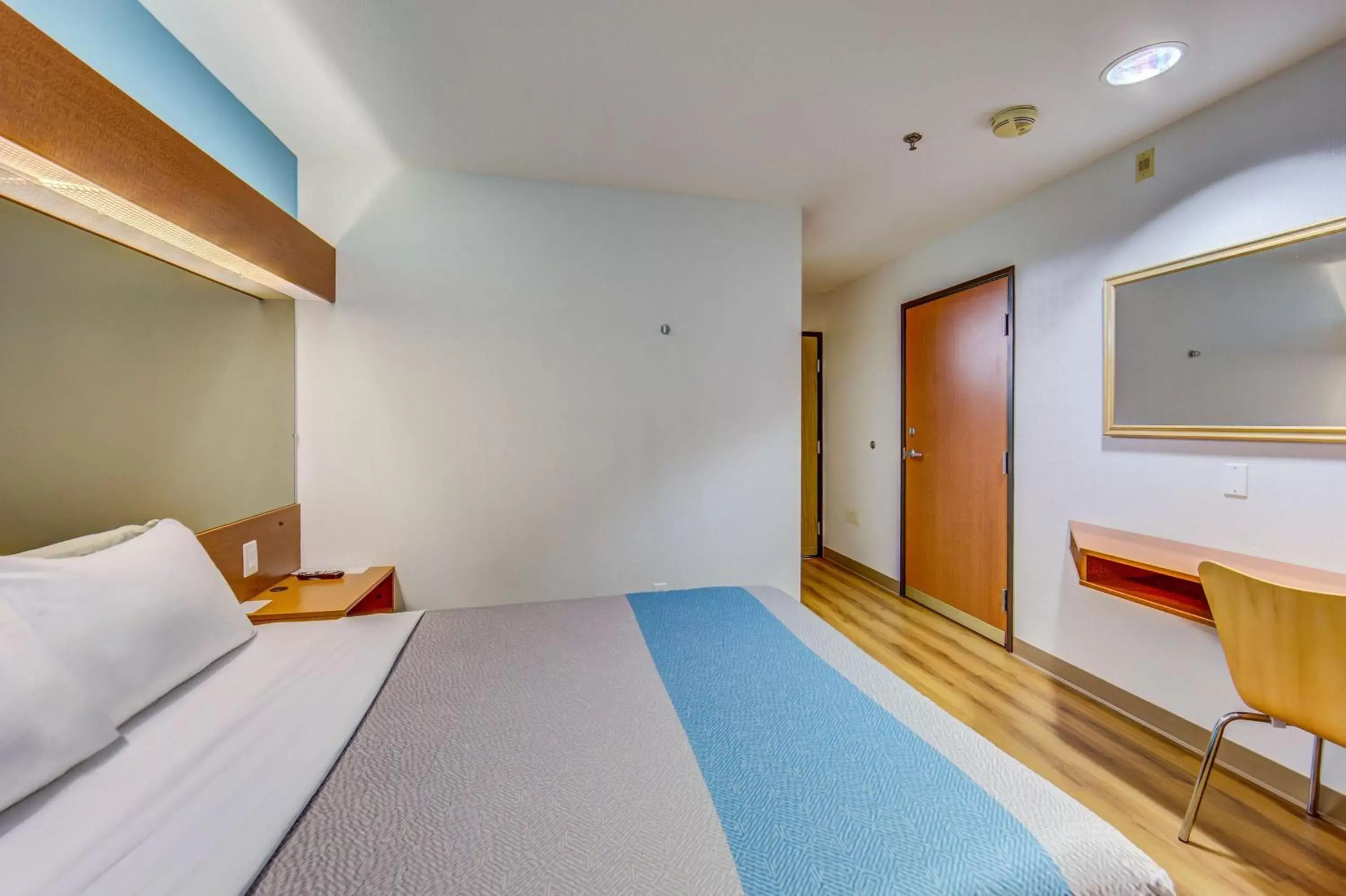 Photo of the whole room, Bed in Motel 6-Sutherlin, OR Photo of the whole room, Bed in Motel 6-Sutherlin, OR