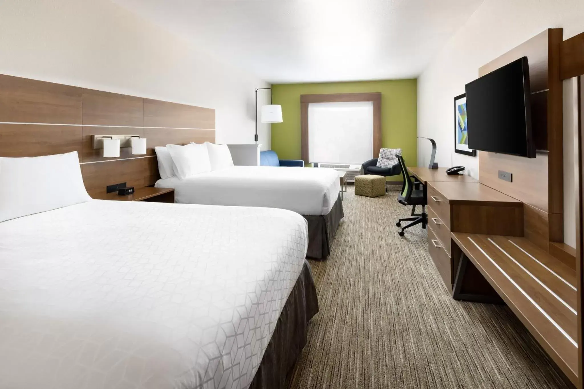 Bedroom, TV/Entertainment Center in Holiday Inn Express & Suites Oakhurst-Yosemite Park Area, an IHG Hotel