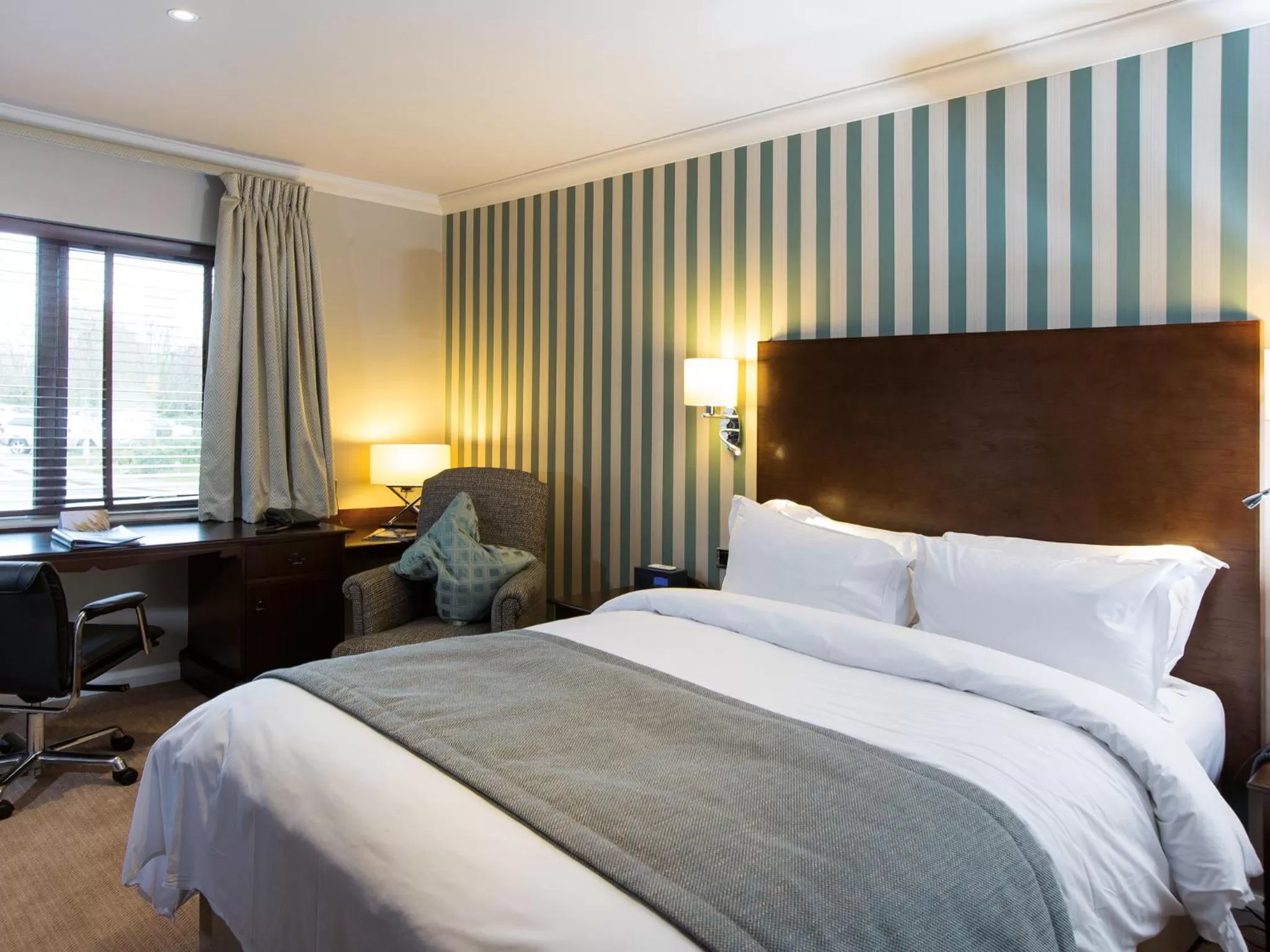 Shower, Bed in Kettering Park Hotel and Spa