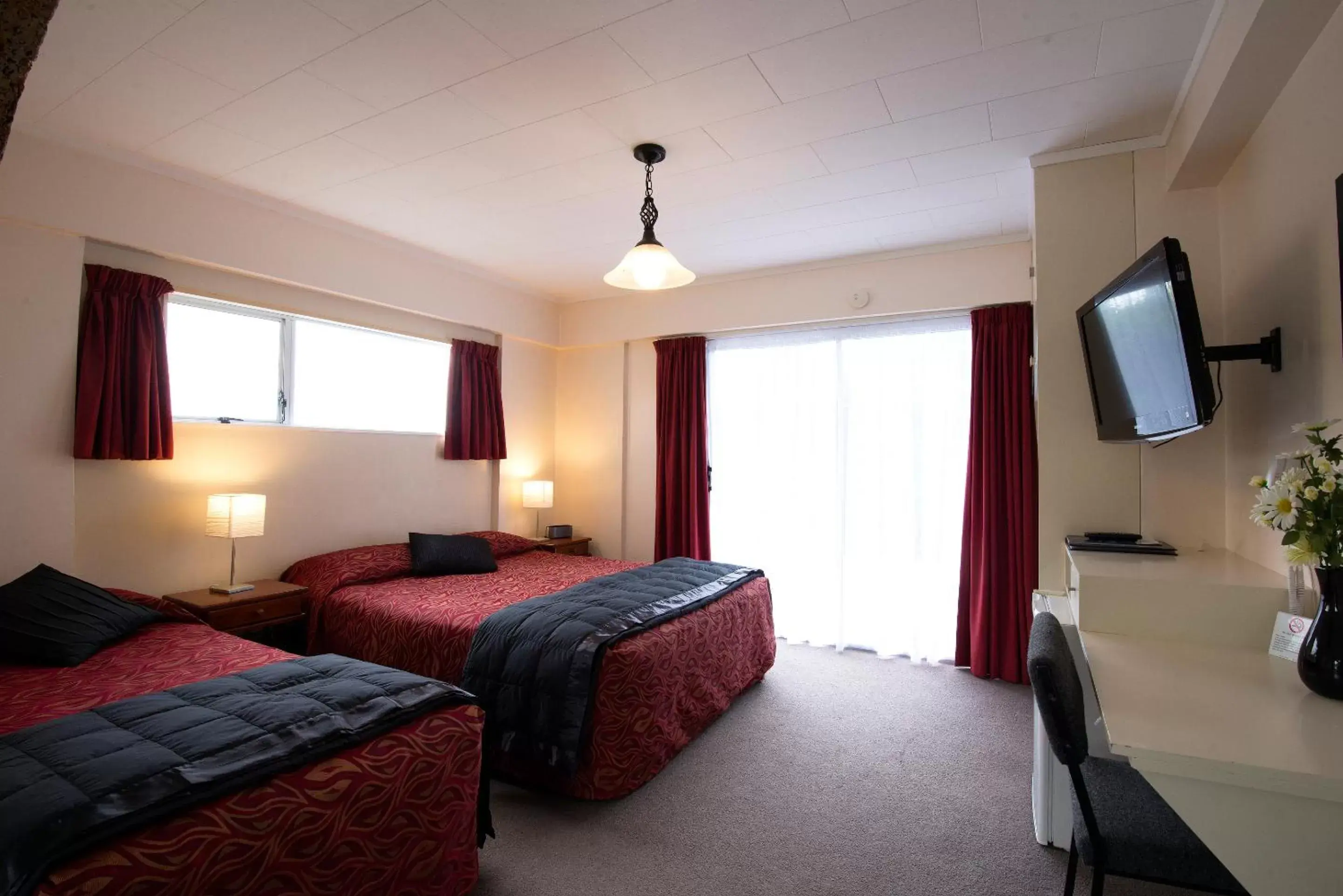 Bedroom, TV/Entertainment Center in Kapiti Gateway Motel