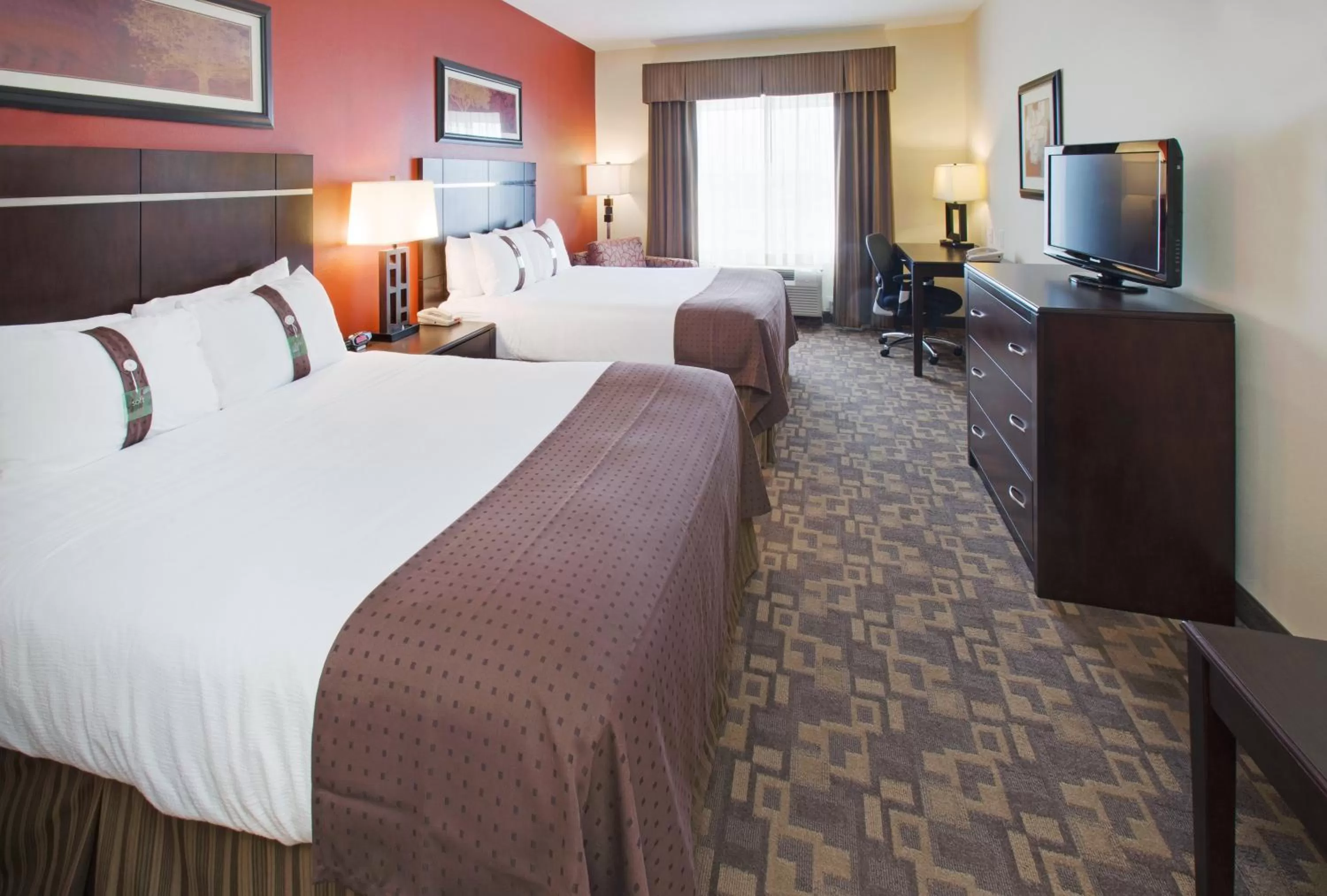 Photo of the whole room, Bed in Holiday Inn Lincoln Southwest by IHG