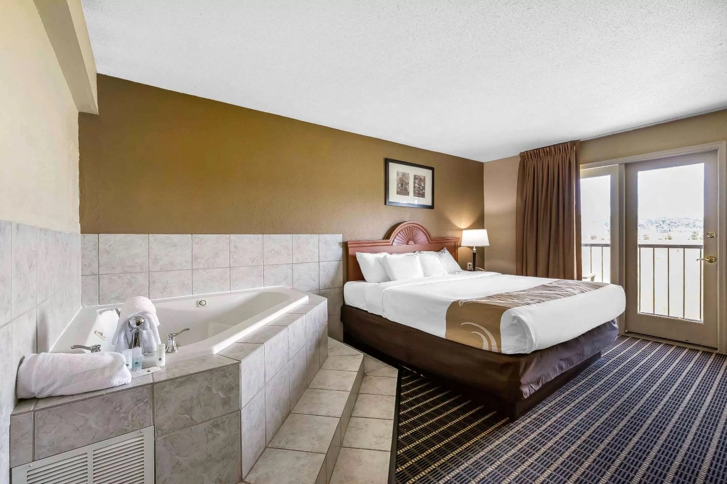 Photo of the whole room, Bed in Quality Inn & Suites Sevierville - Pigeon Forge