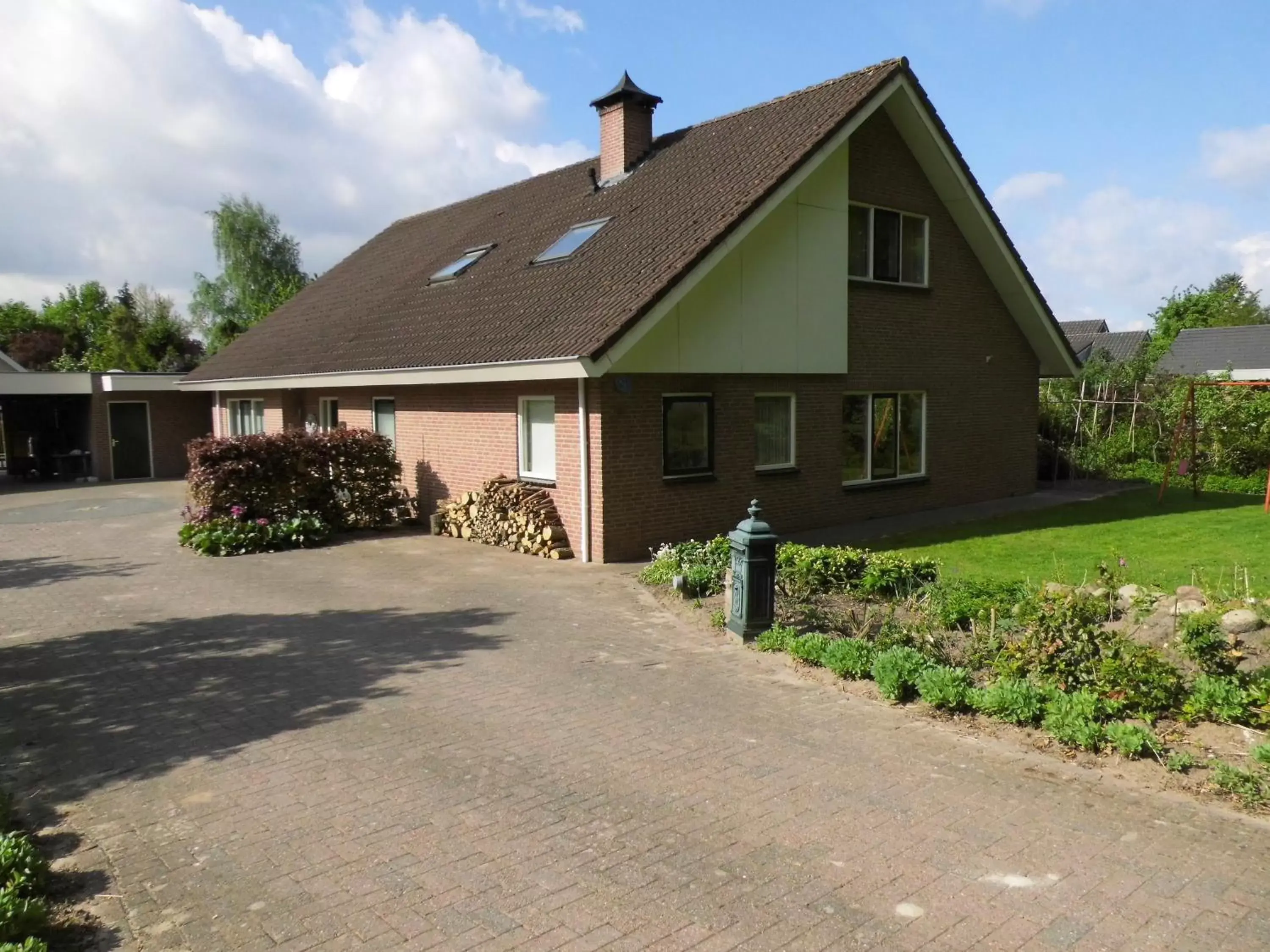 Facade/entrance, Property Building in B&B Mendelts