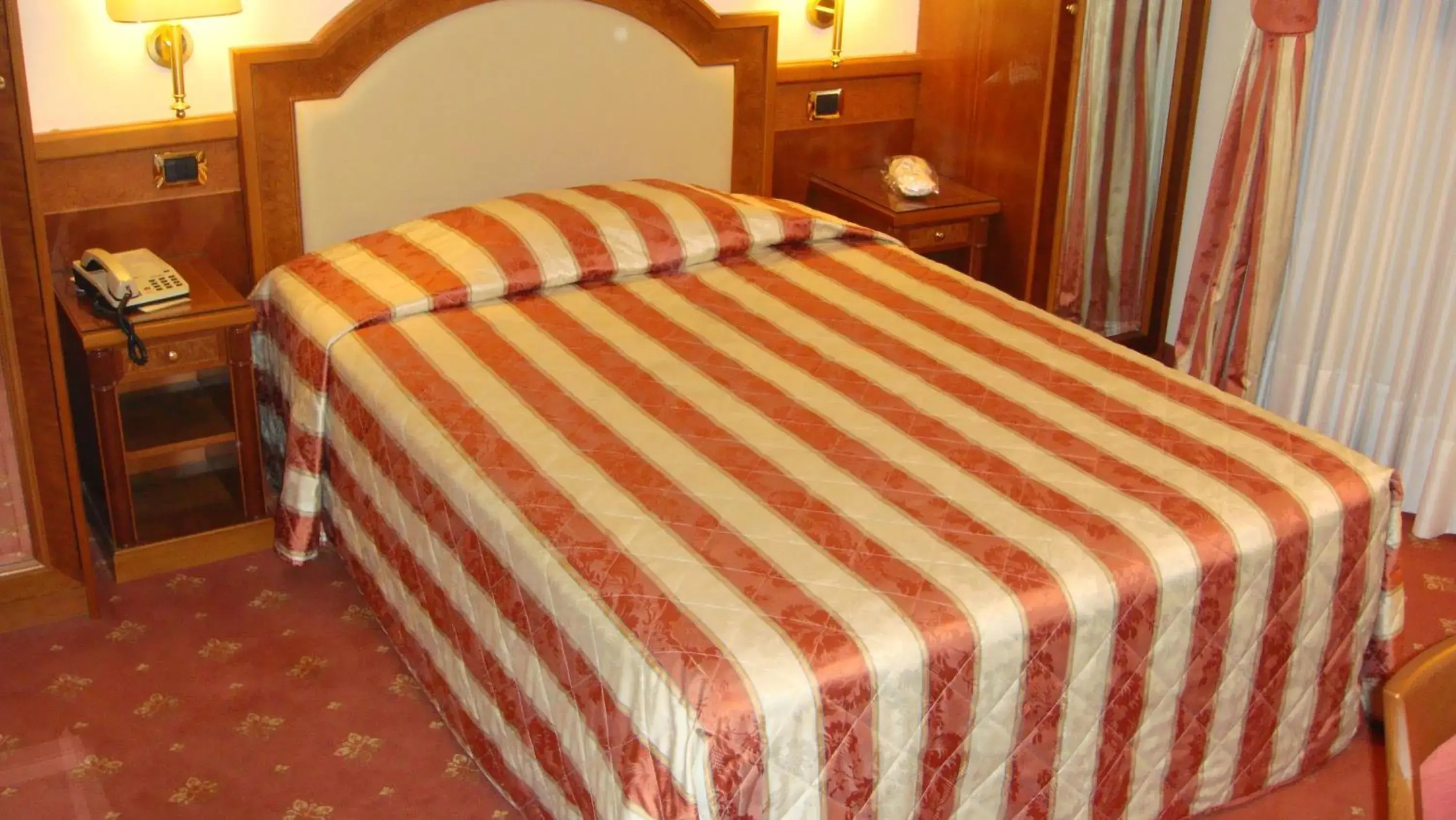 Bed in Albergo Corona