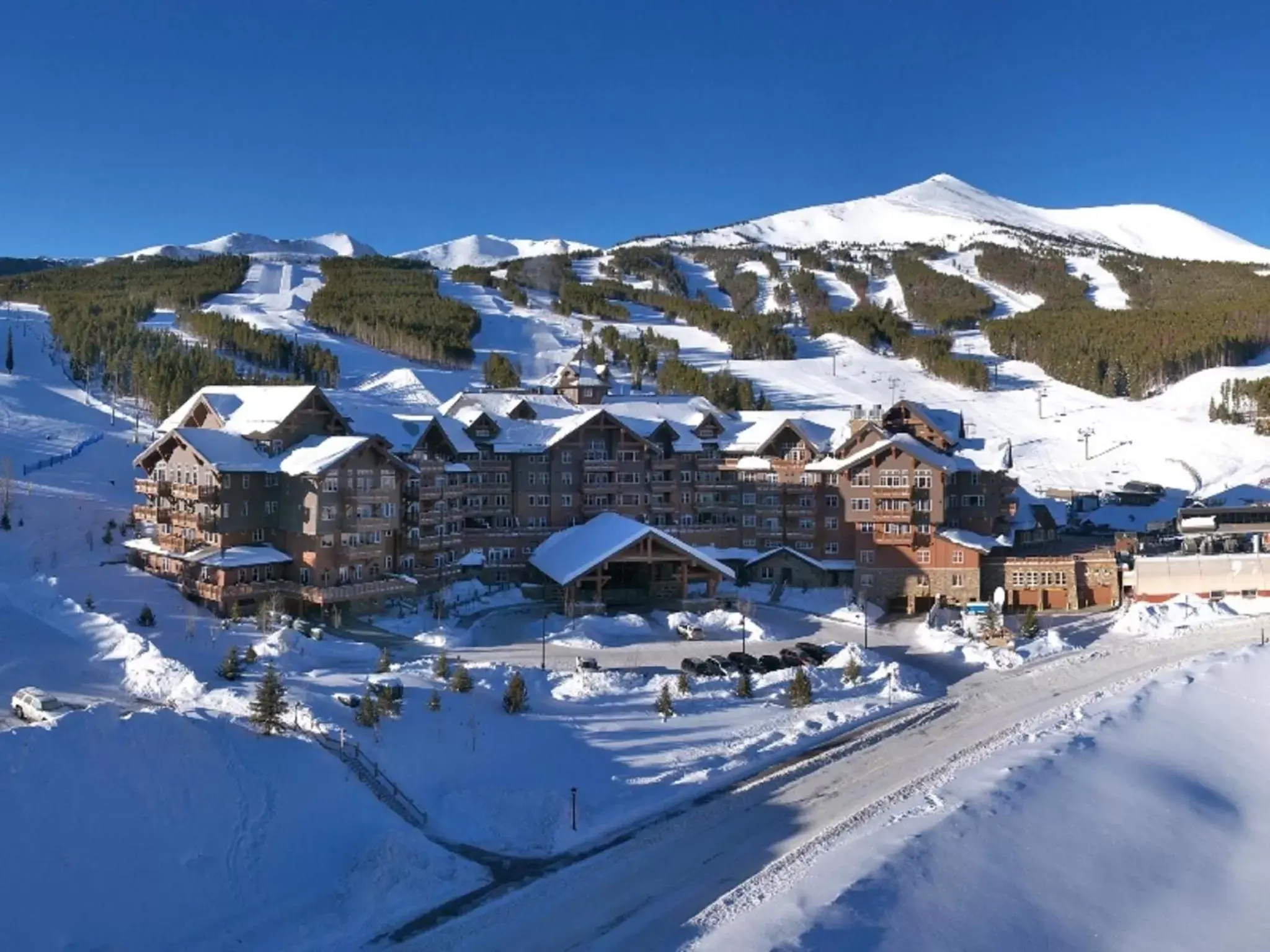 Facade/entrance, Winter in One Ski Hill, A RockResort