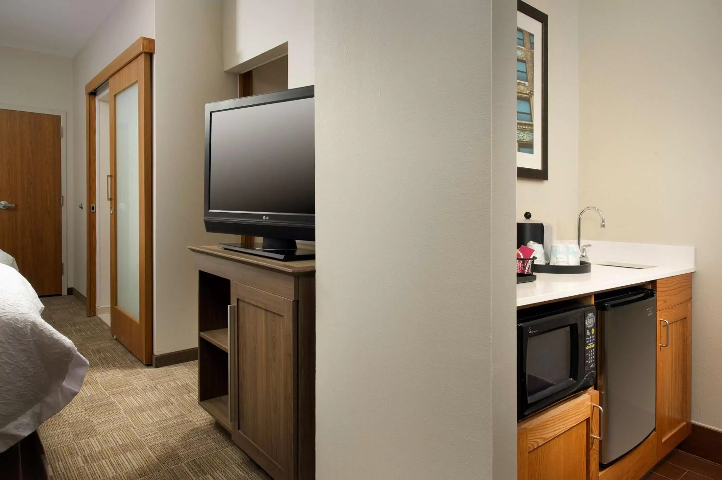 Kitchen or kitchenette, Bed in Hampton Inn & Suites San Antonio Northwest/Medical Center Kitchen or kitchenette, Bed in Hampton Inn & Suites San Antonio Northwest/Medical Center