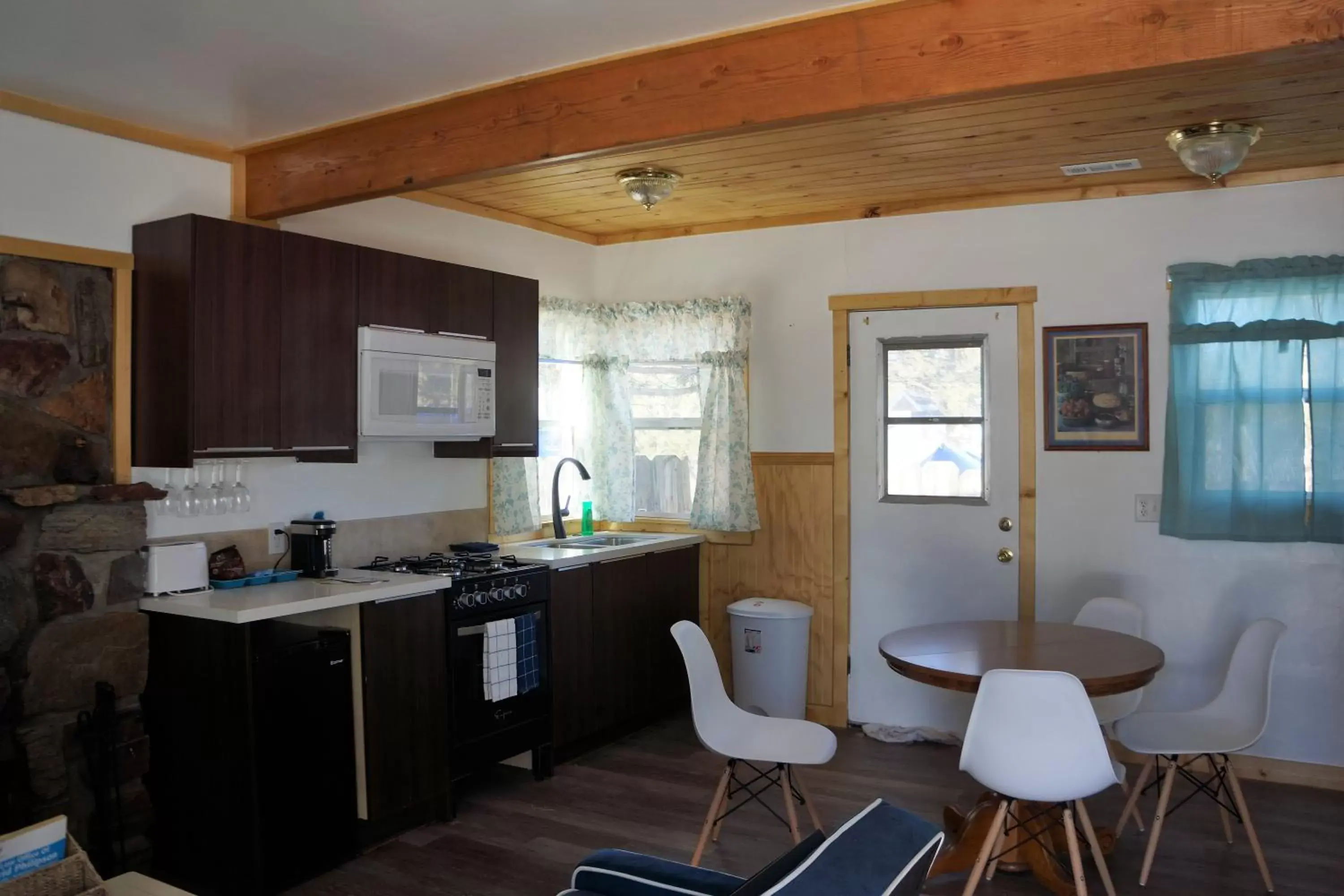Kitchen/Kitchenette in Blue Horizon Lodge