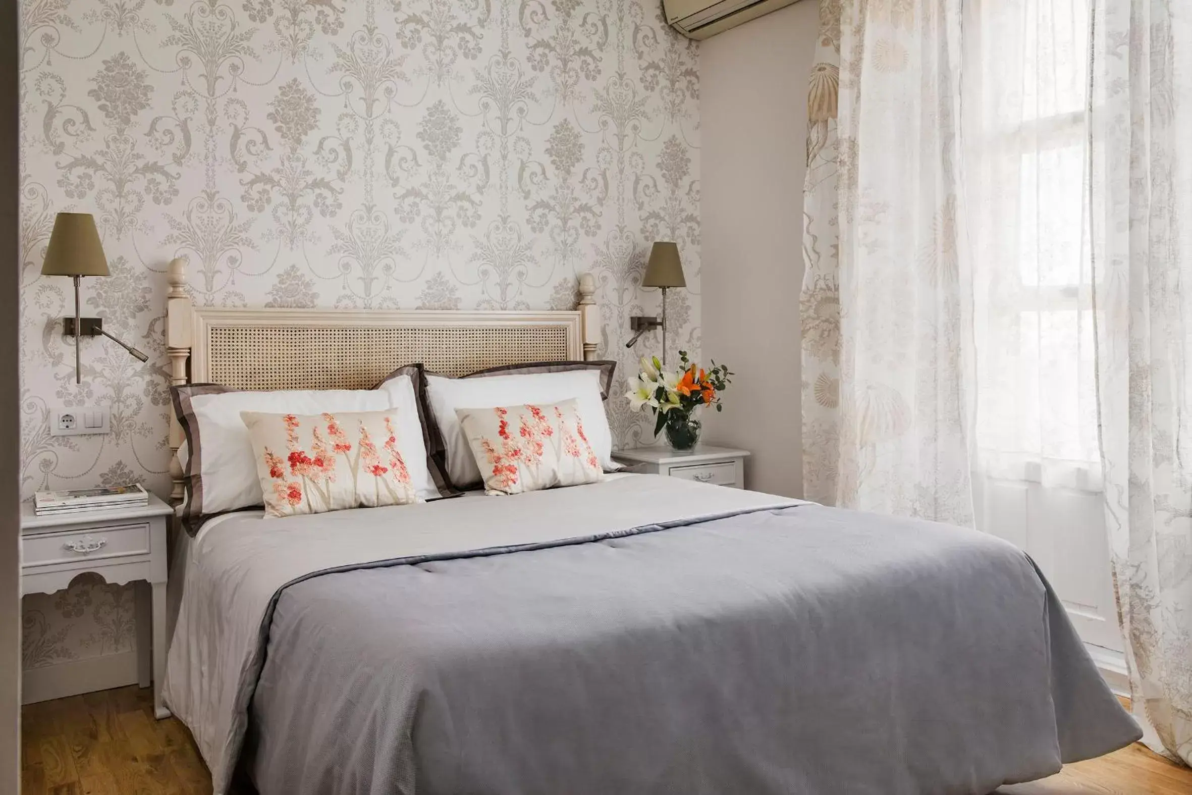 Photo of the whole room, Bed in Infanta Isabel by Recordis Hotels