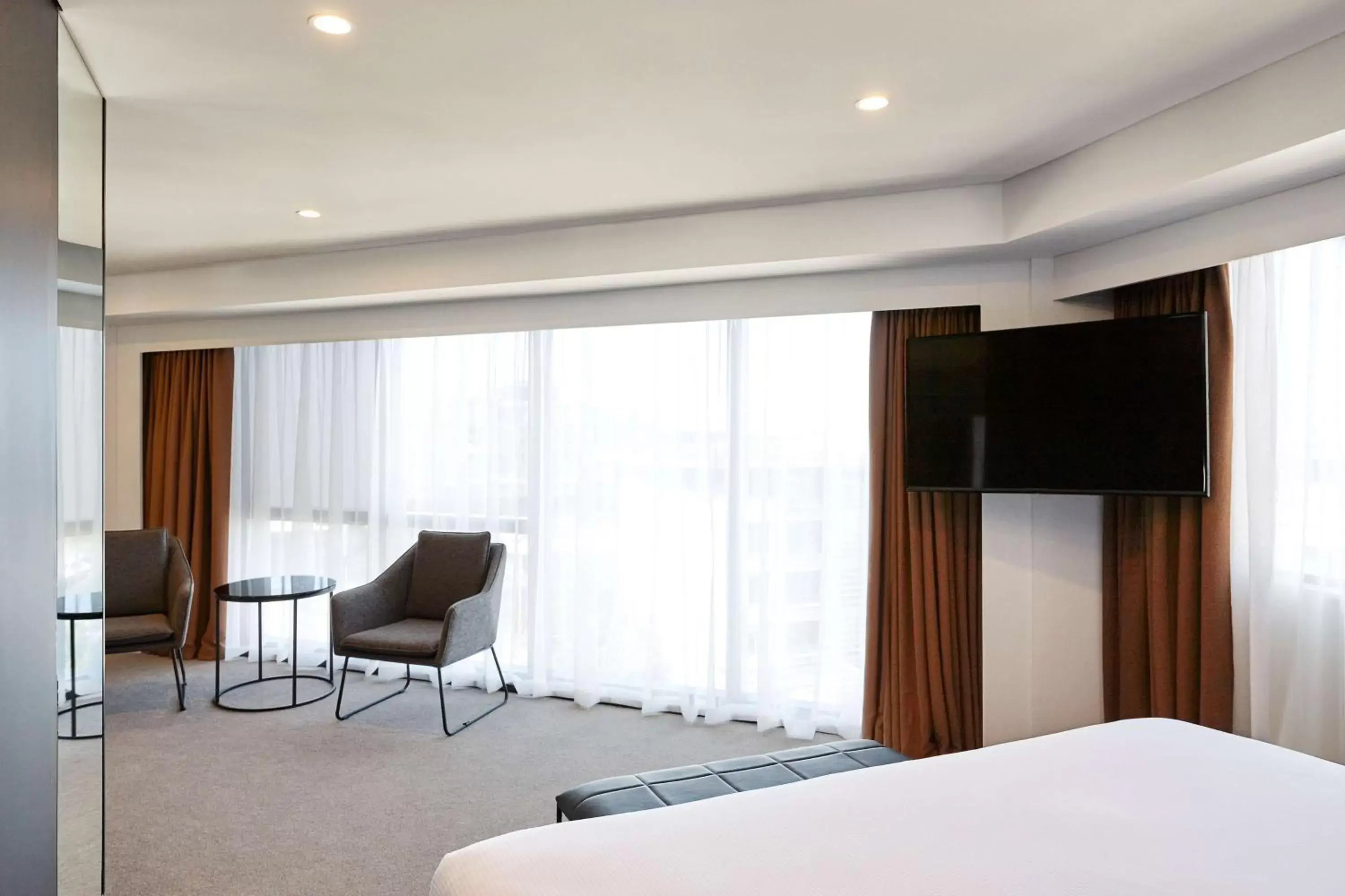 Photo of the whole room, TV/Entertainment Center in Travelodge Hotel Auckland Wynyard Quarter