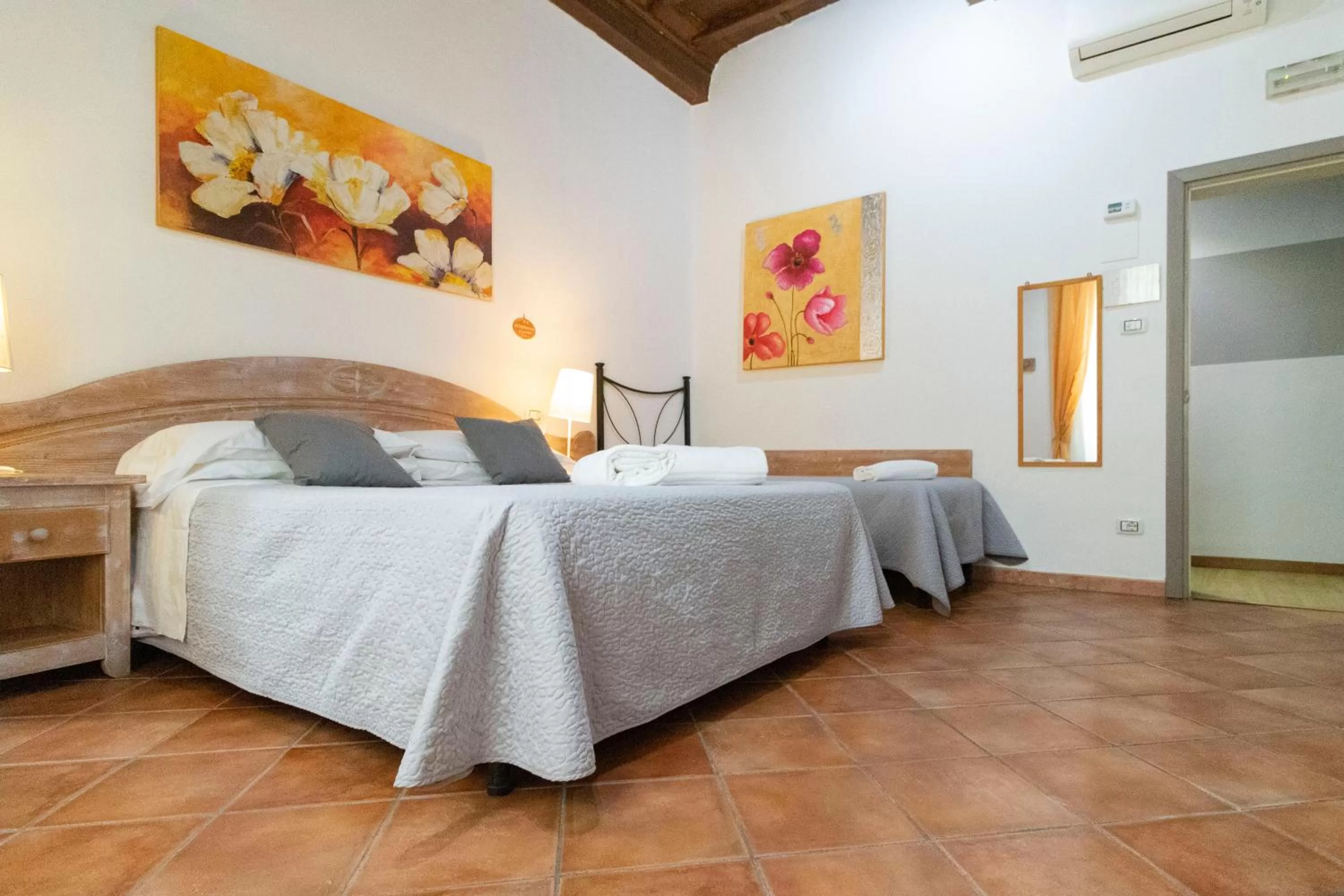 Photo of the whole room, Bed in Cicerone Guest House