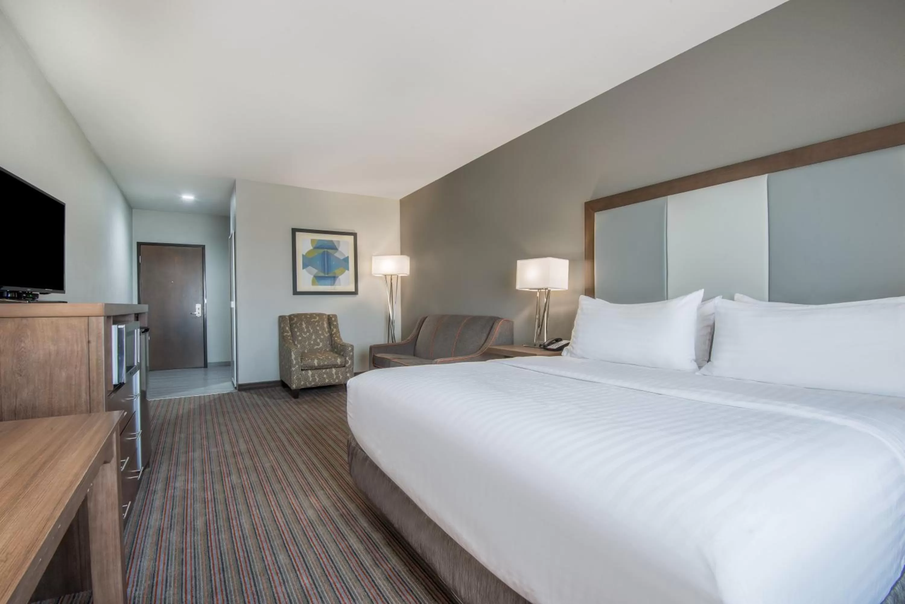 Photo of the whole room, Bed in Holiday Inn Express & Suites Stillwater - University Area by IHG
